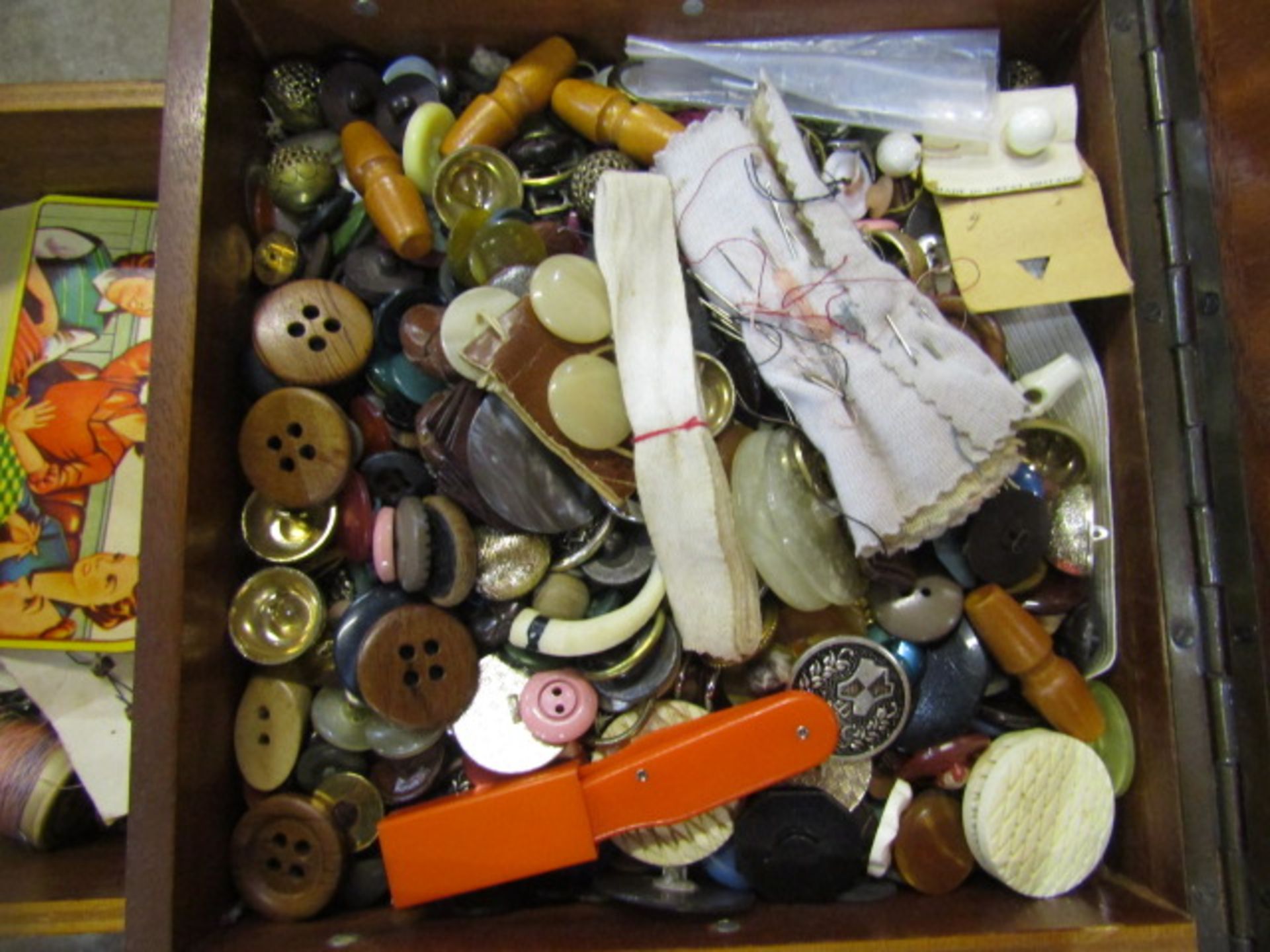 Cantilever sewing box with lots of vintage contents - Image 3 of 7