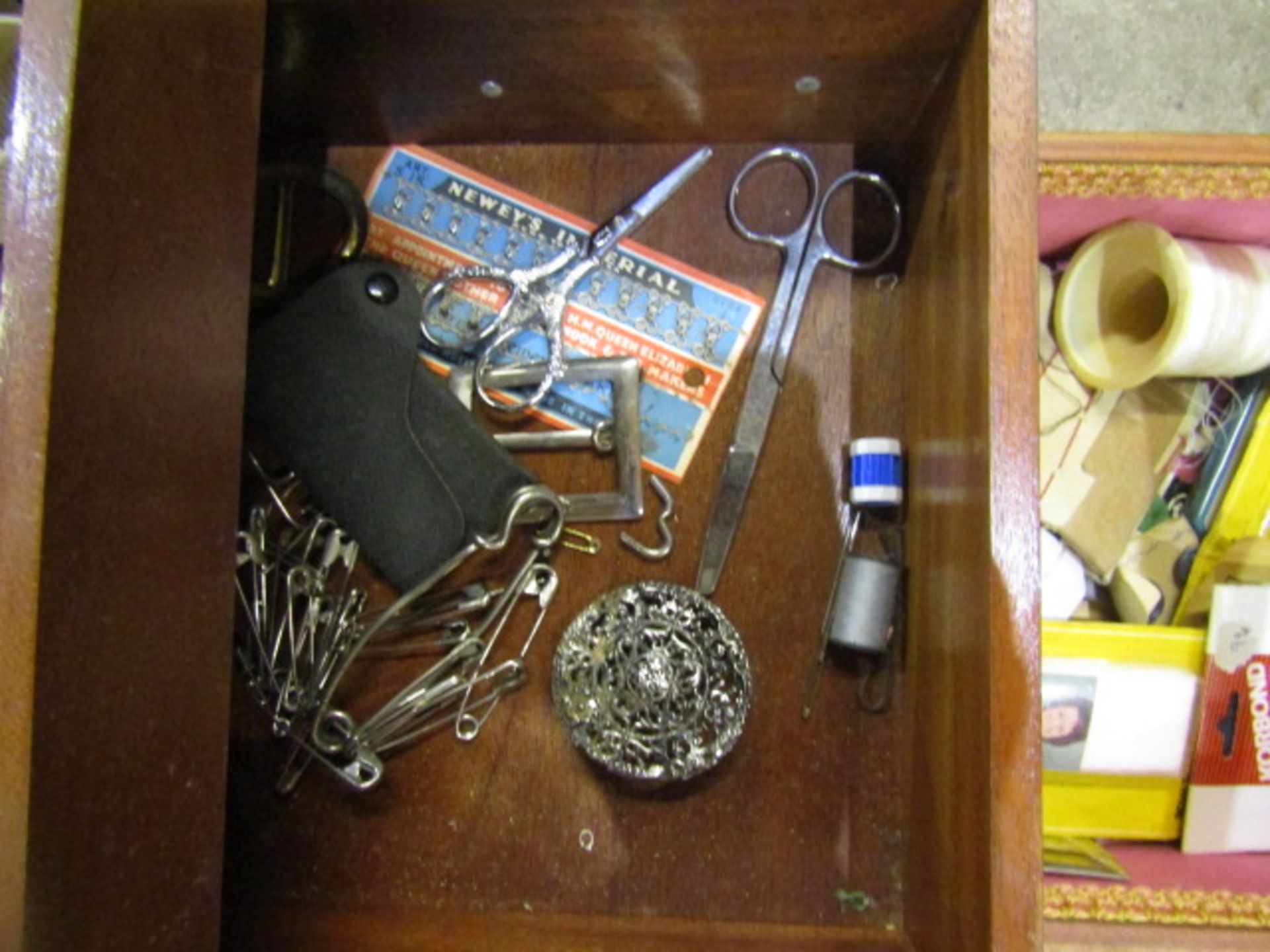 Cantilever sewing box with lots of vintage contents - Image 6 of 7