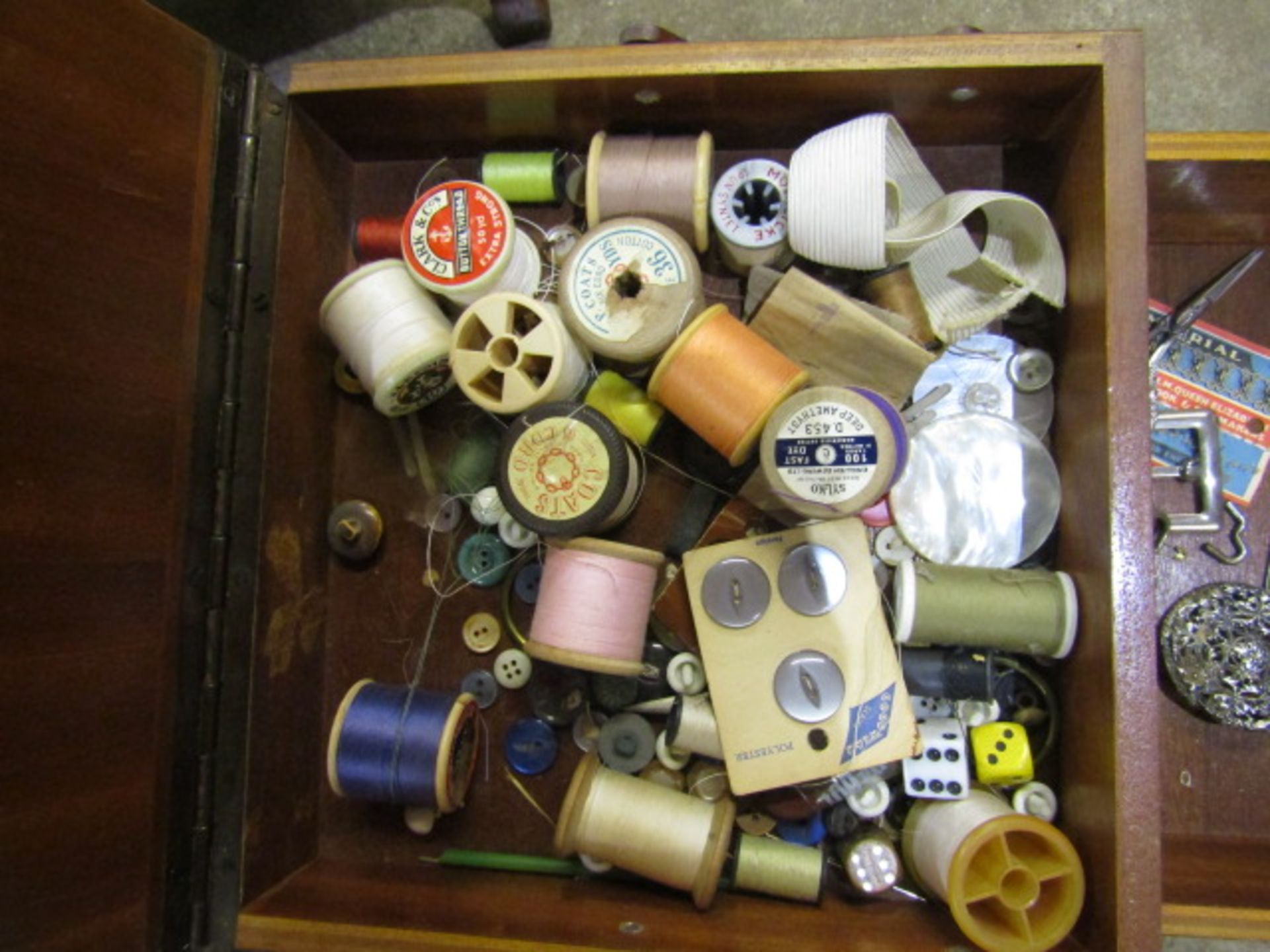 Cantilever sewing box with lots of vintage contents - Image 7 of 7