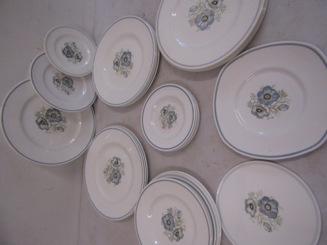 Susie Cooper 'Glen Mist' for Wedgwood part dinner service comprising 12 dinner plates, 7 side plates