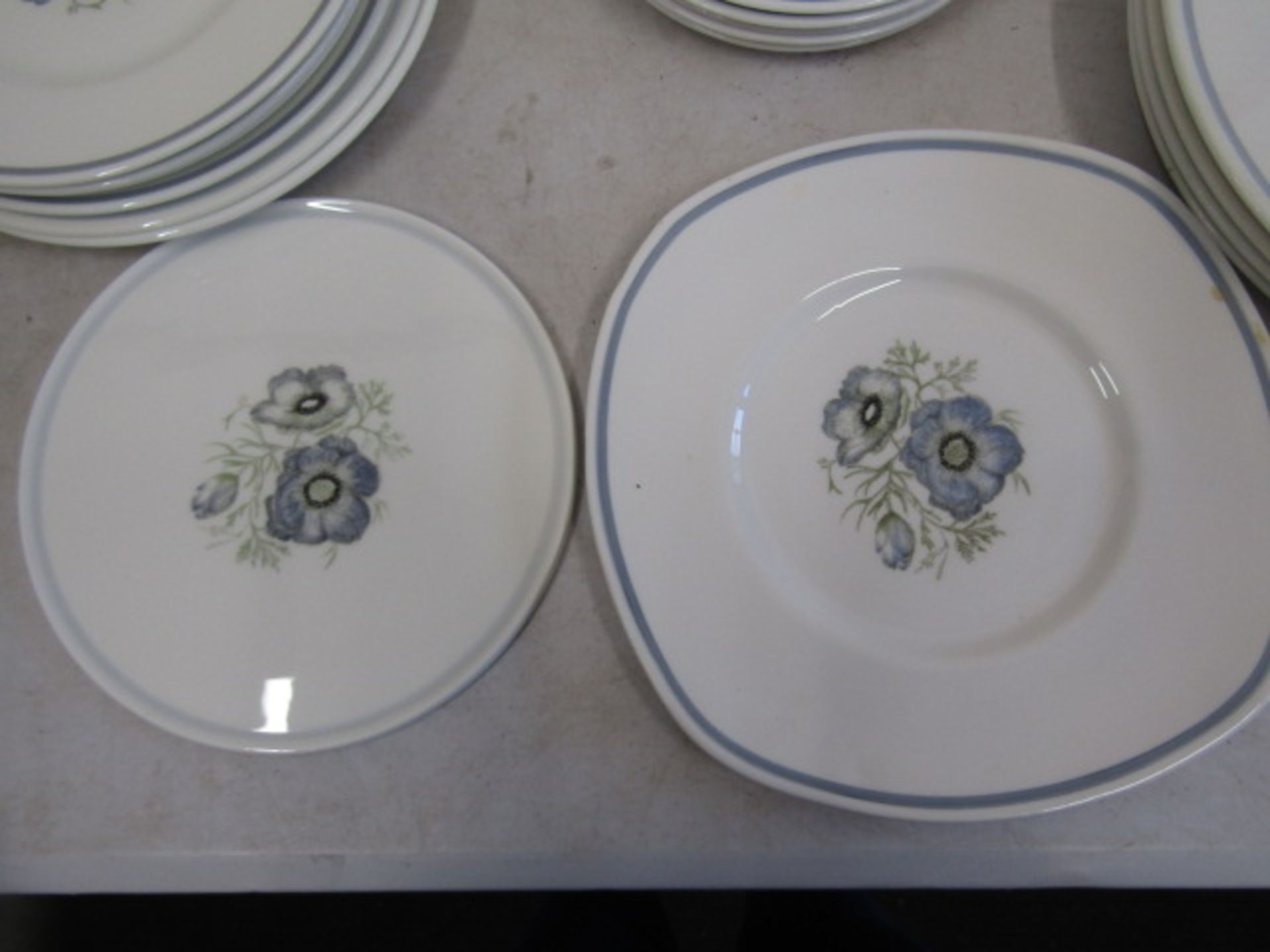 Susie Cooper 'Glen Mist' for Wedgwood part dinner service comprising 12 dinner plates, 7 side plates - Image 3 of 7