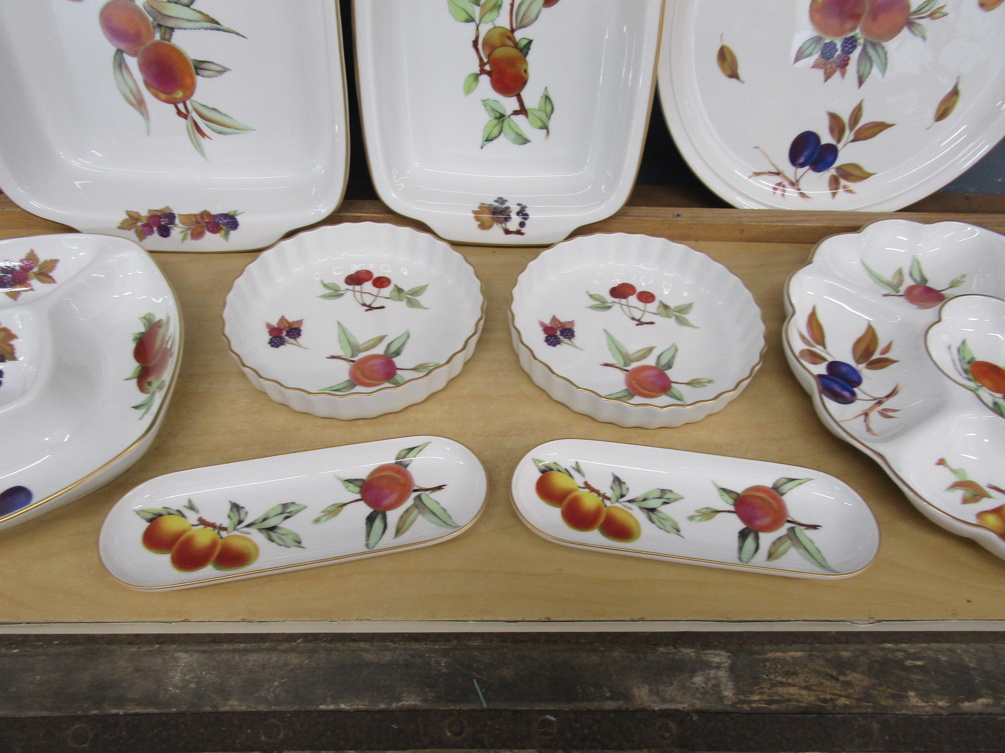 Royal Worcester 'Evesham' tableware - Image 5 of 5