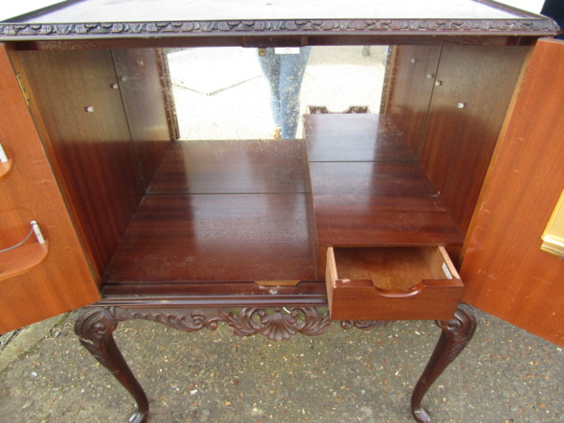 A vanity cabinet on cabriole legs - Image 7 of 8