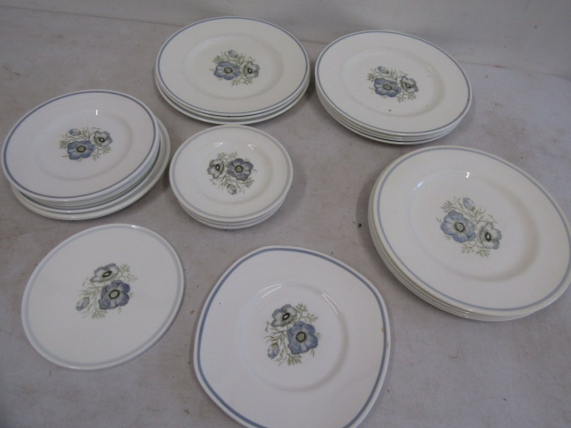 Susie Cooper 'Glen Mist' for Wedgwood part dinner service comprising 12 dinner plates, 7 side plates - Image 2 of 7