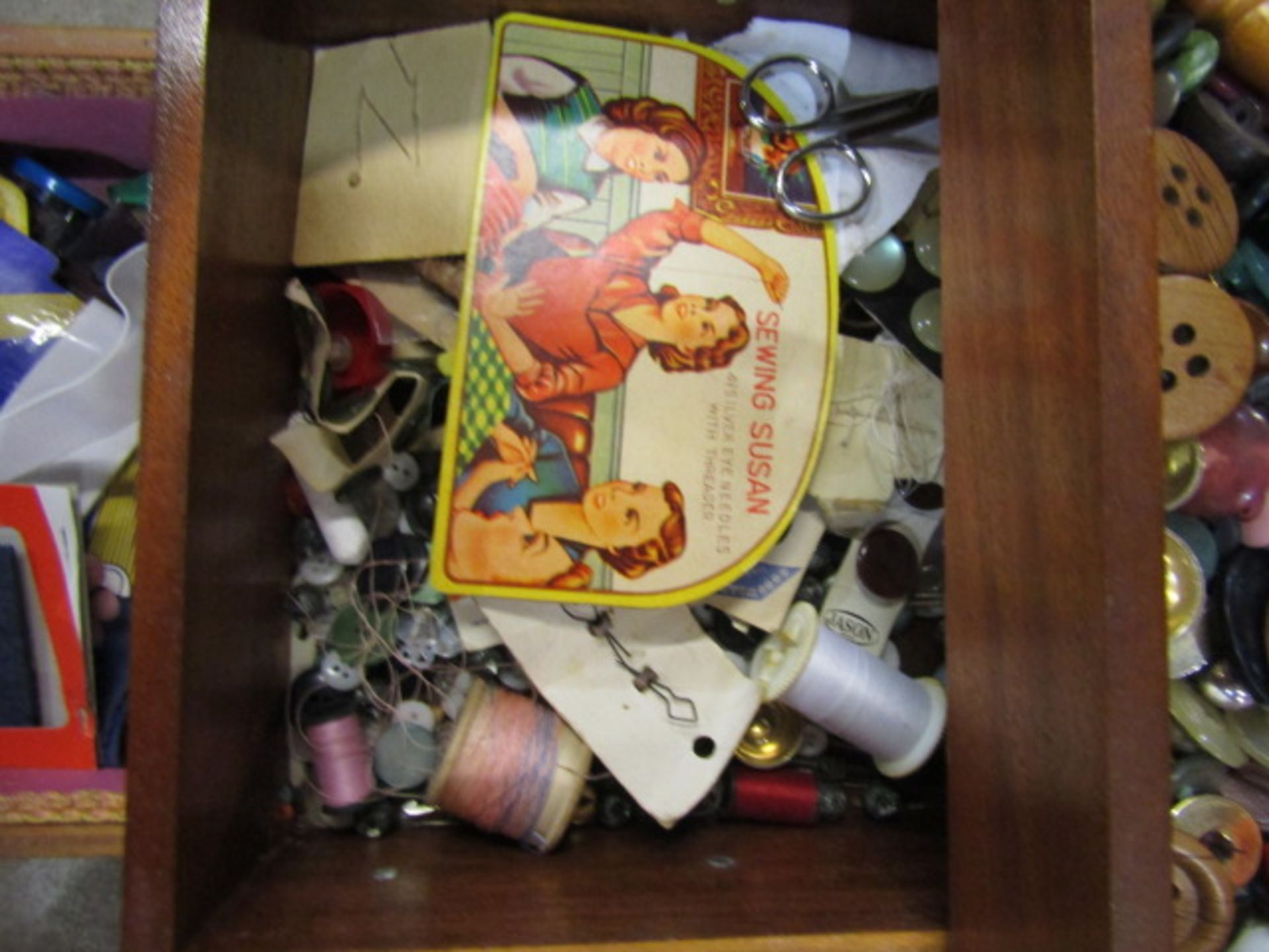 Cantilever sewing box with lots of vintage contents - Image 4 of 7