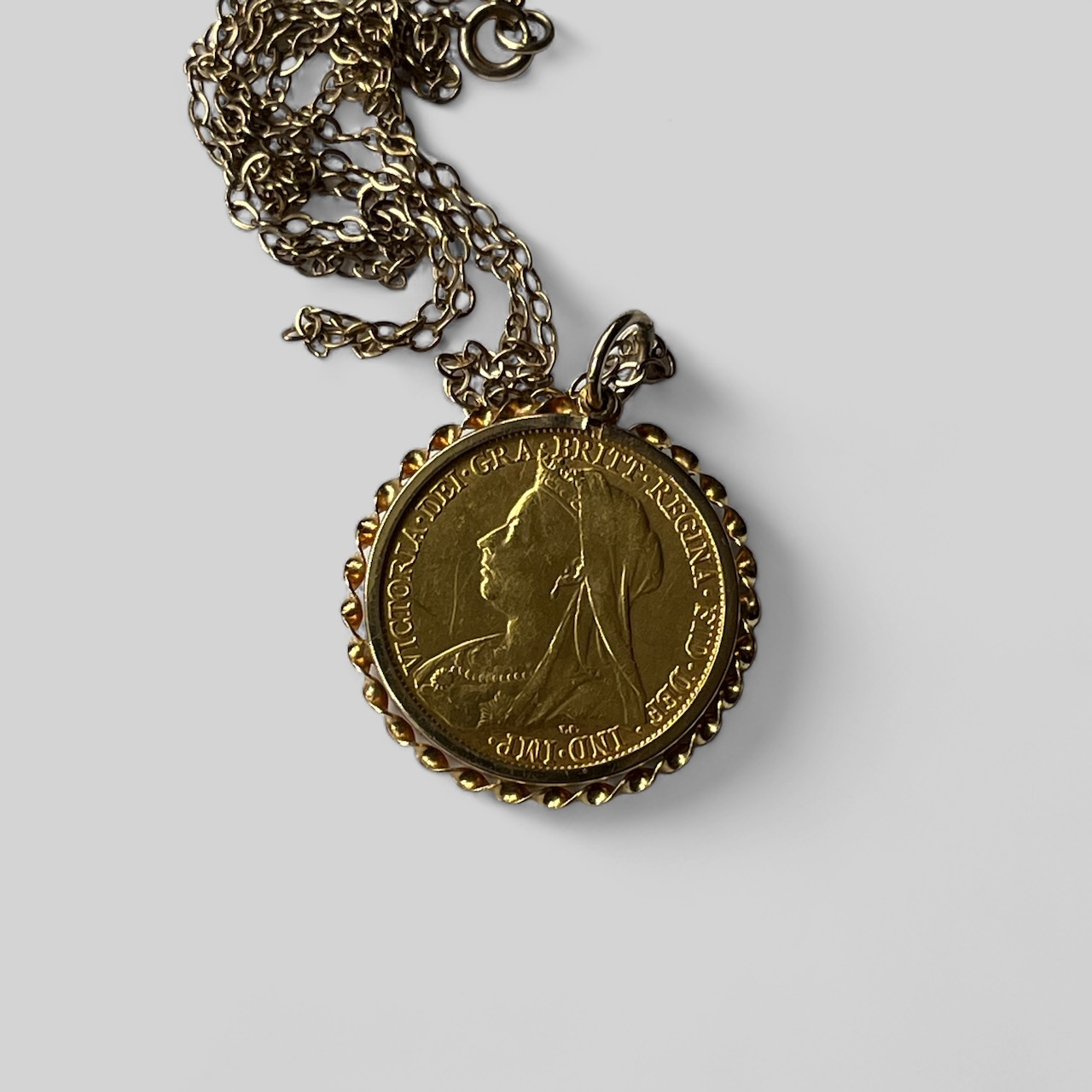 Queen Victoria 1900 full gold sovereign coin, loose mounted in 9ct gold pendant necklace, 10.5g - Bild 2 aus 2