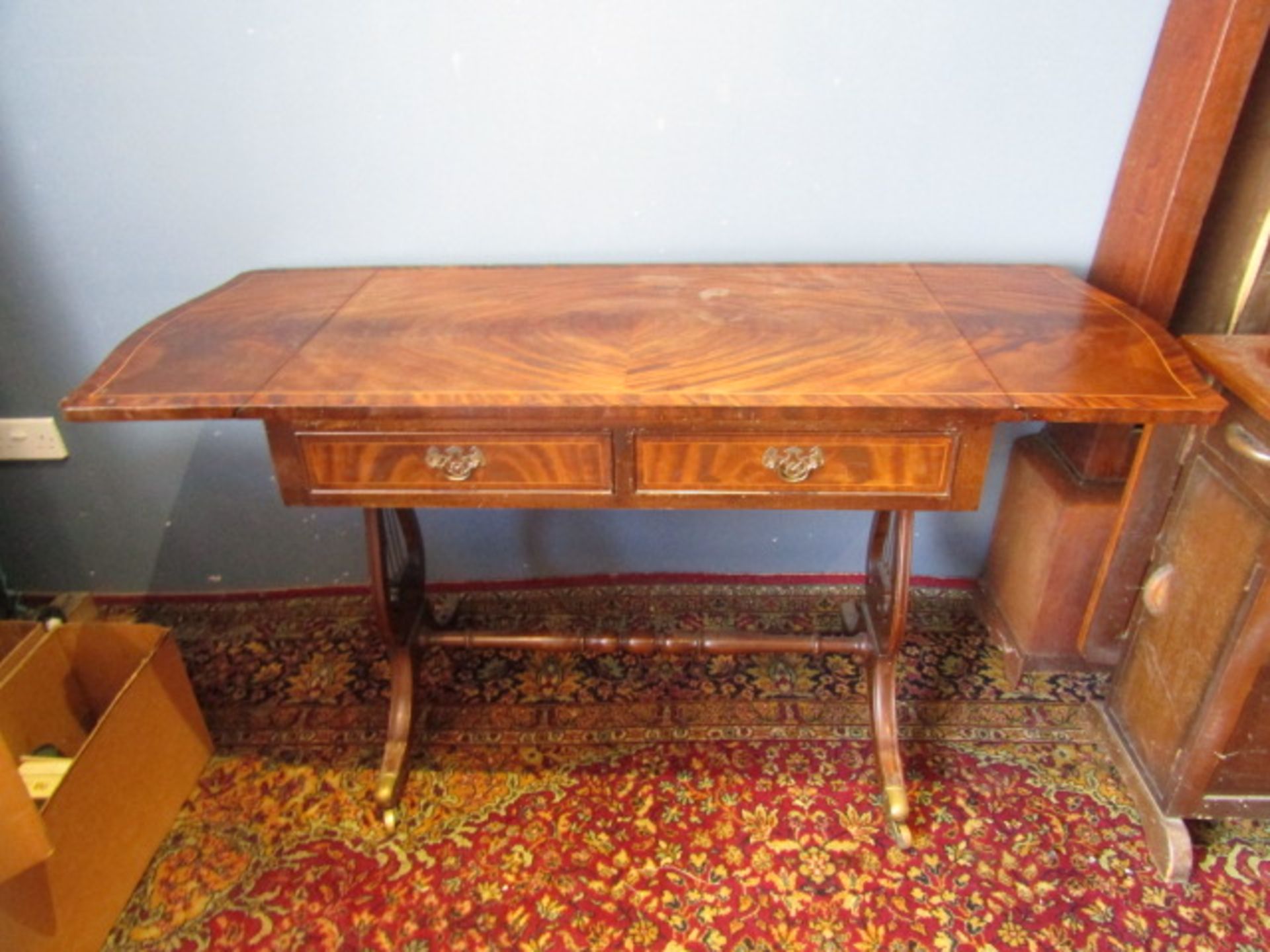An inlaid sofa table on casters 89cmW extended 146cmW - Image 4 of 6