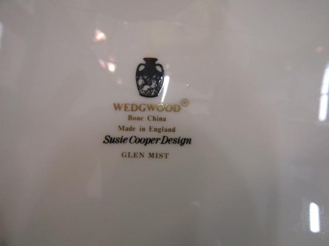 Susie Cooper 'Glen Mist' for Wedgwood part dinner service comprising 12 dinner plates, 7 side plates - Image 6 of 7