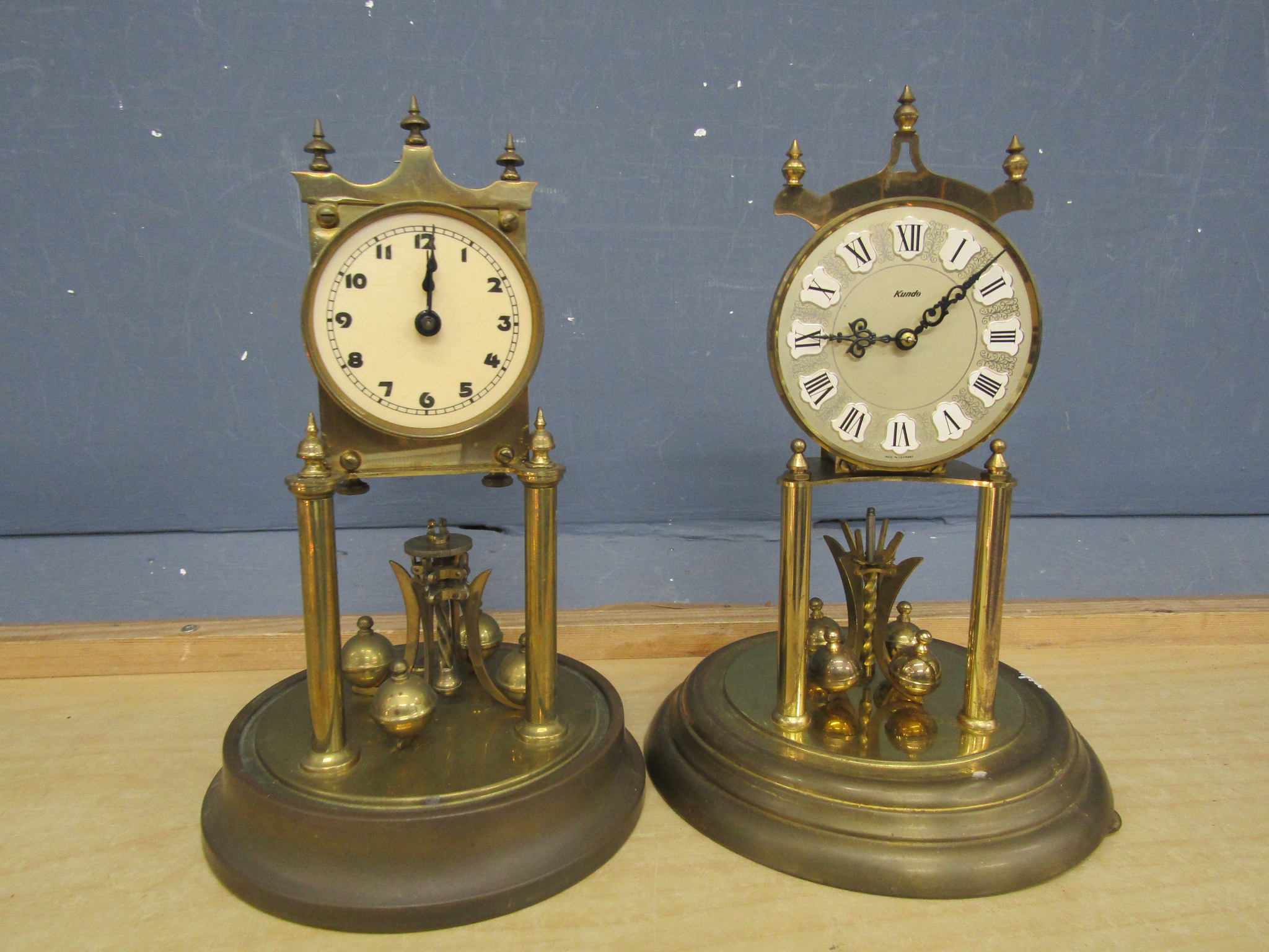 1930's Brass anniversary clock and Kundo anniversary clock, both with domes - Image 2 of 9