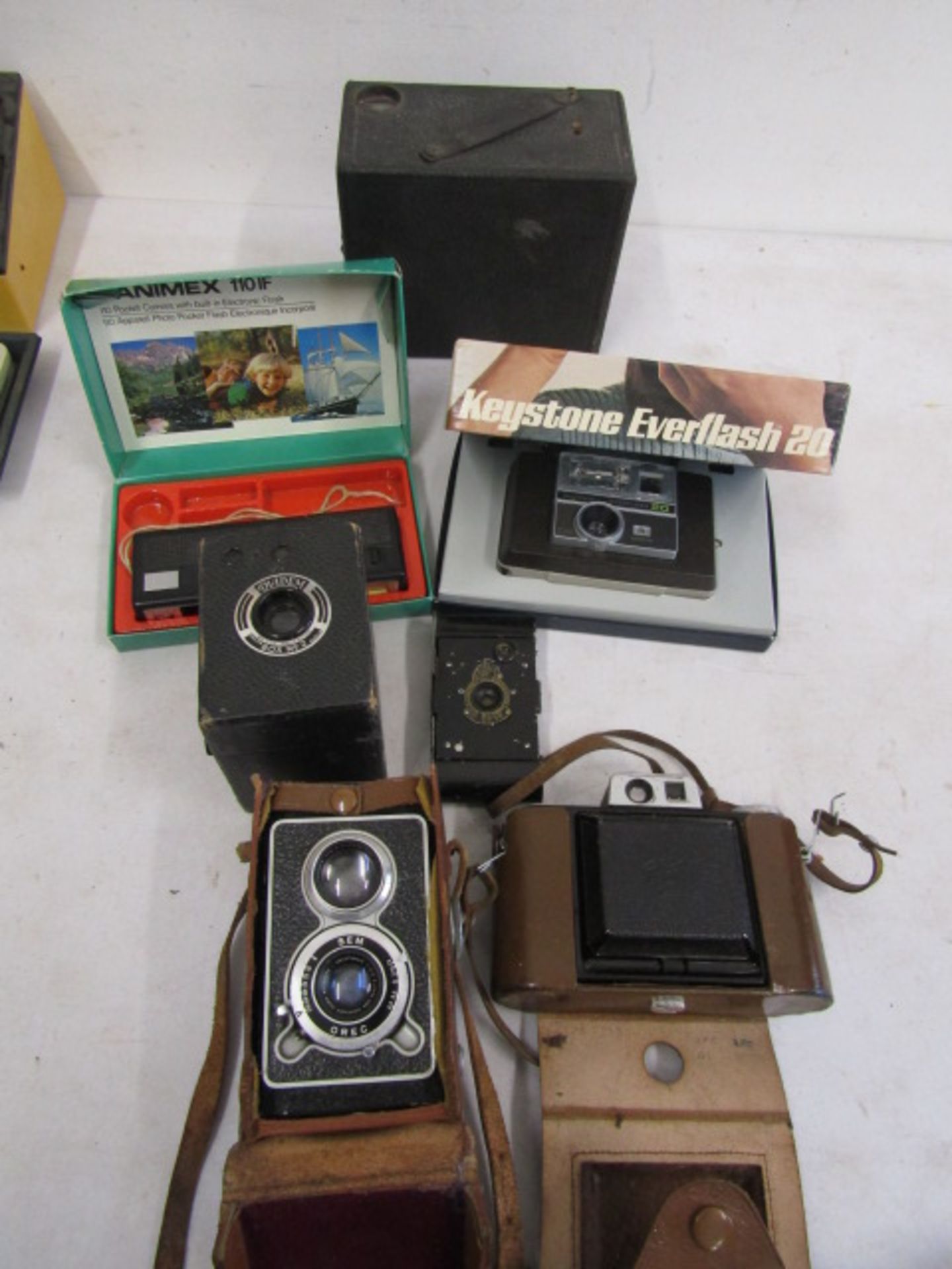 A quantity vintage cameras