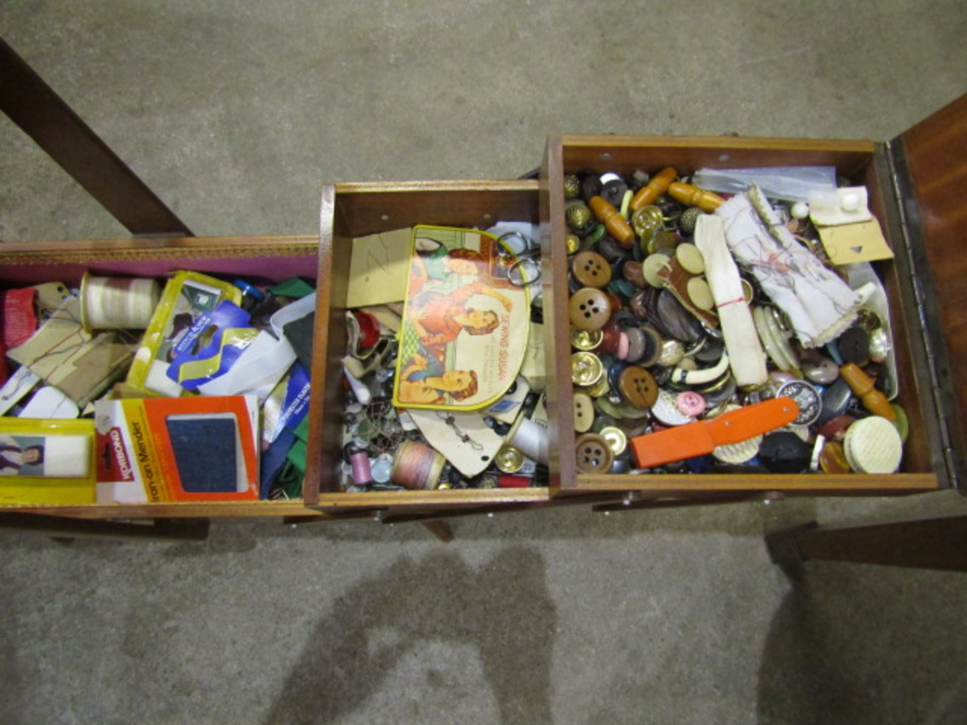 Cantilever sewing box with lots of vintage contents - Image 2 of 7