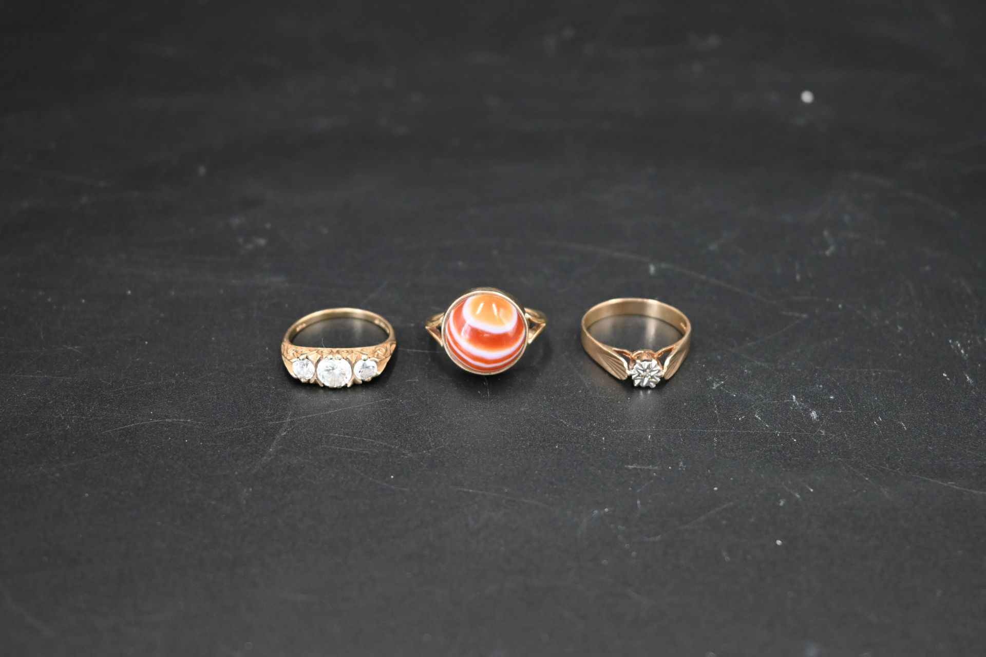 9ct gold banded agate ring size K, total weight 4.78g, a 9ct gold and diamond star set ring size Q