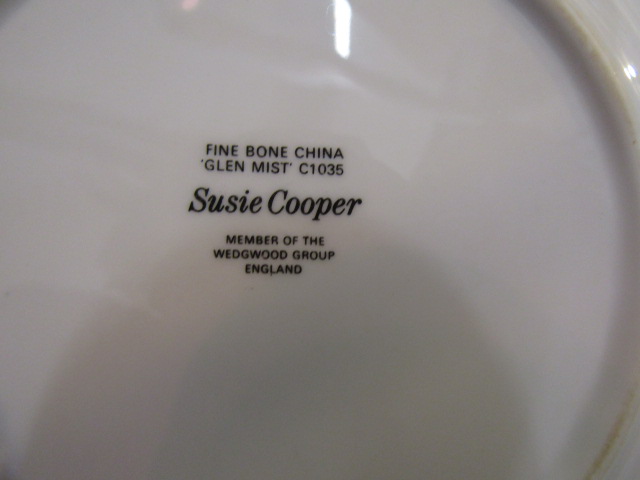 Susie Cooper 'Glen Mist' for Wedgwood part dinner service comprising 12 dinner plates, 7 side plates - Image 7 of 7