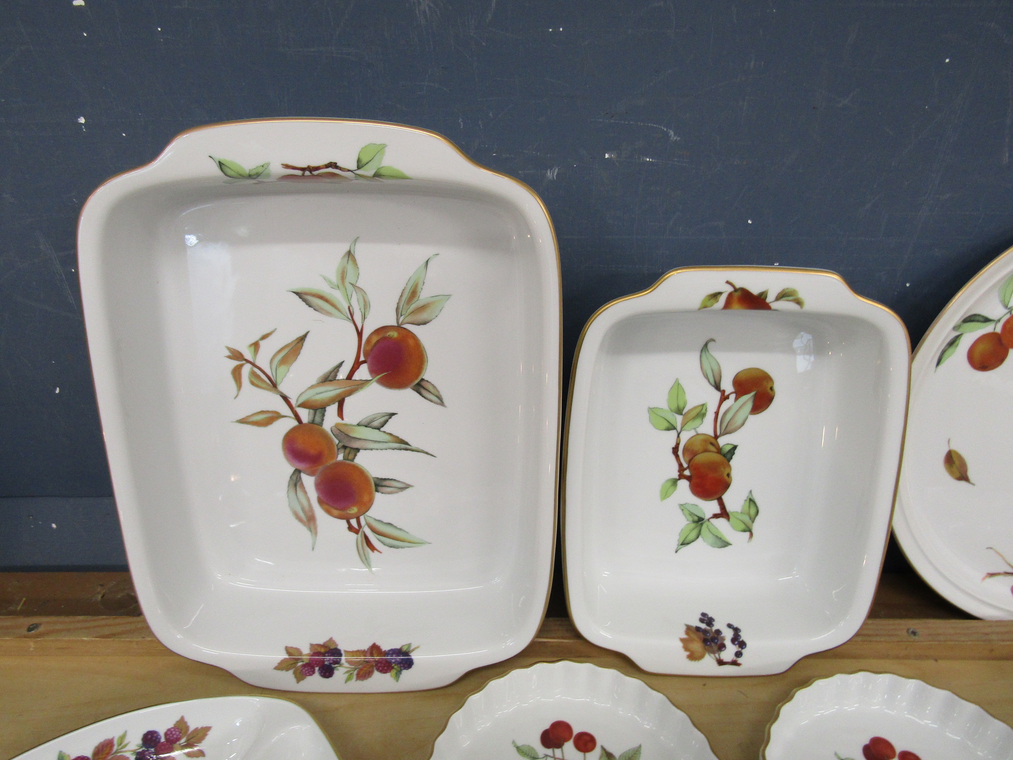 Royal Worcester 'Evesham' tableware - Image 3 of 5