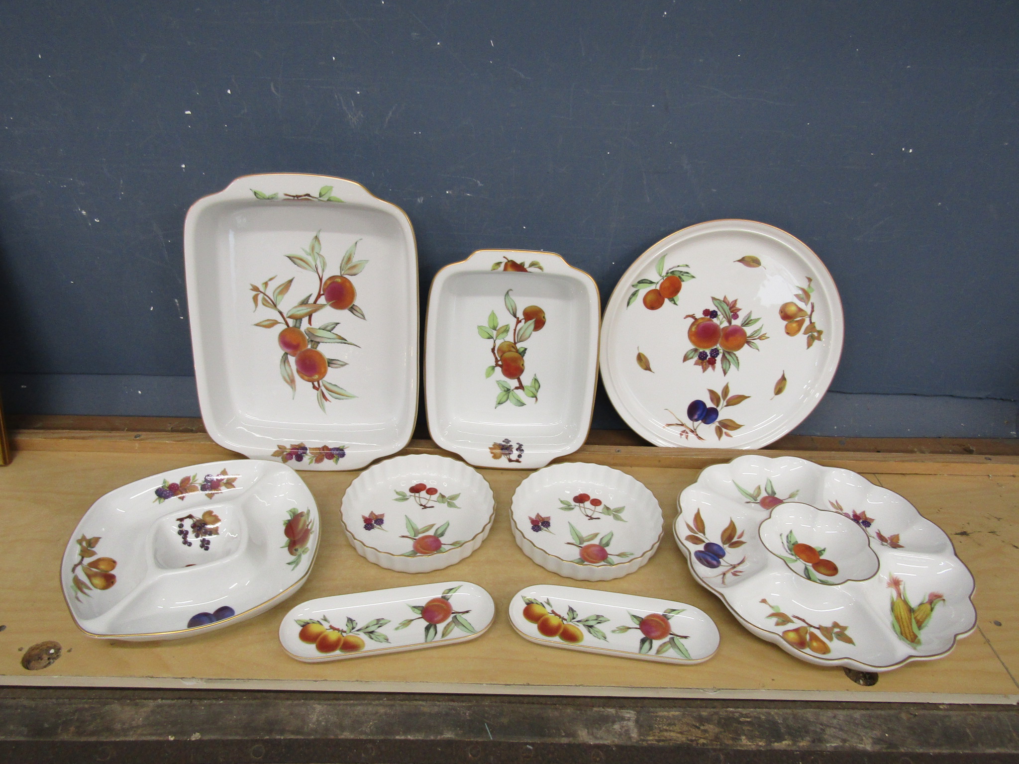 Royal Worcester 'Evesham' tableware