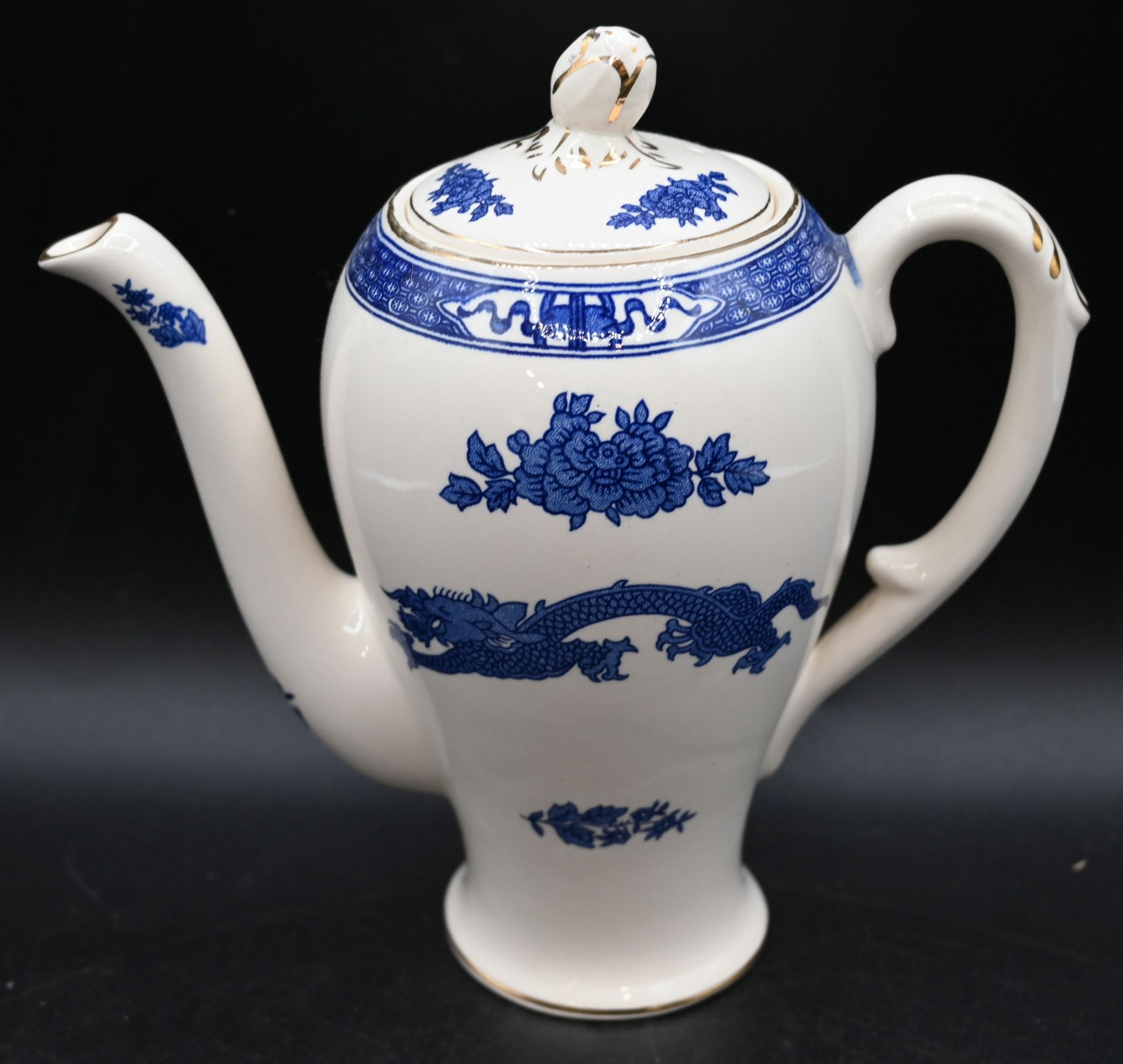 Assorted blue and white china to include Churchill Willow, Royal Cauldon Dragon, Spode to include - Image 8 of 18