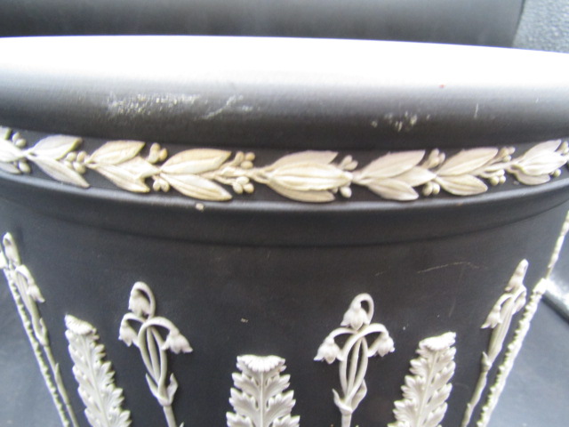 A black Wedgwood plant pot 23cmH 25cmDia in good condition with no damage or repairs, a few scuff - Image 5 of 11