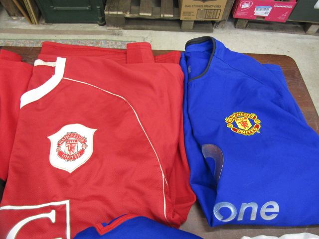 13 Football shirts- Man United, Liverpool and England and a pair shorts (Man U) - Image 5 of 6