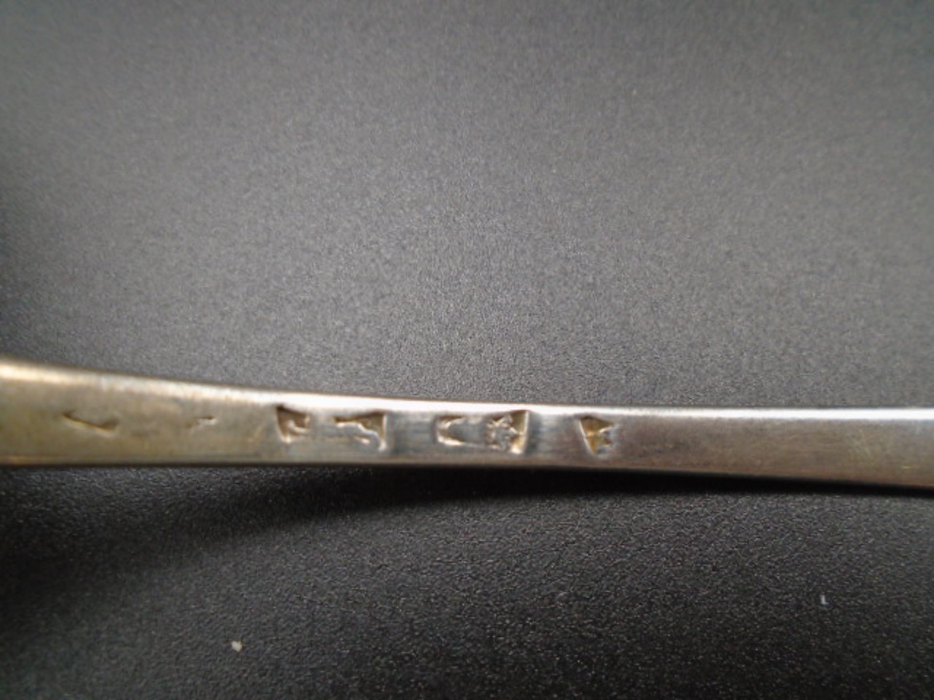 Silver Queen Anne dessert spoon C.1712 by Thomas Sprackman (rat tail) with crest to underside 40g - Image 5 of 5