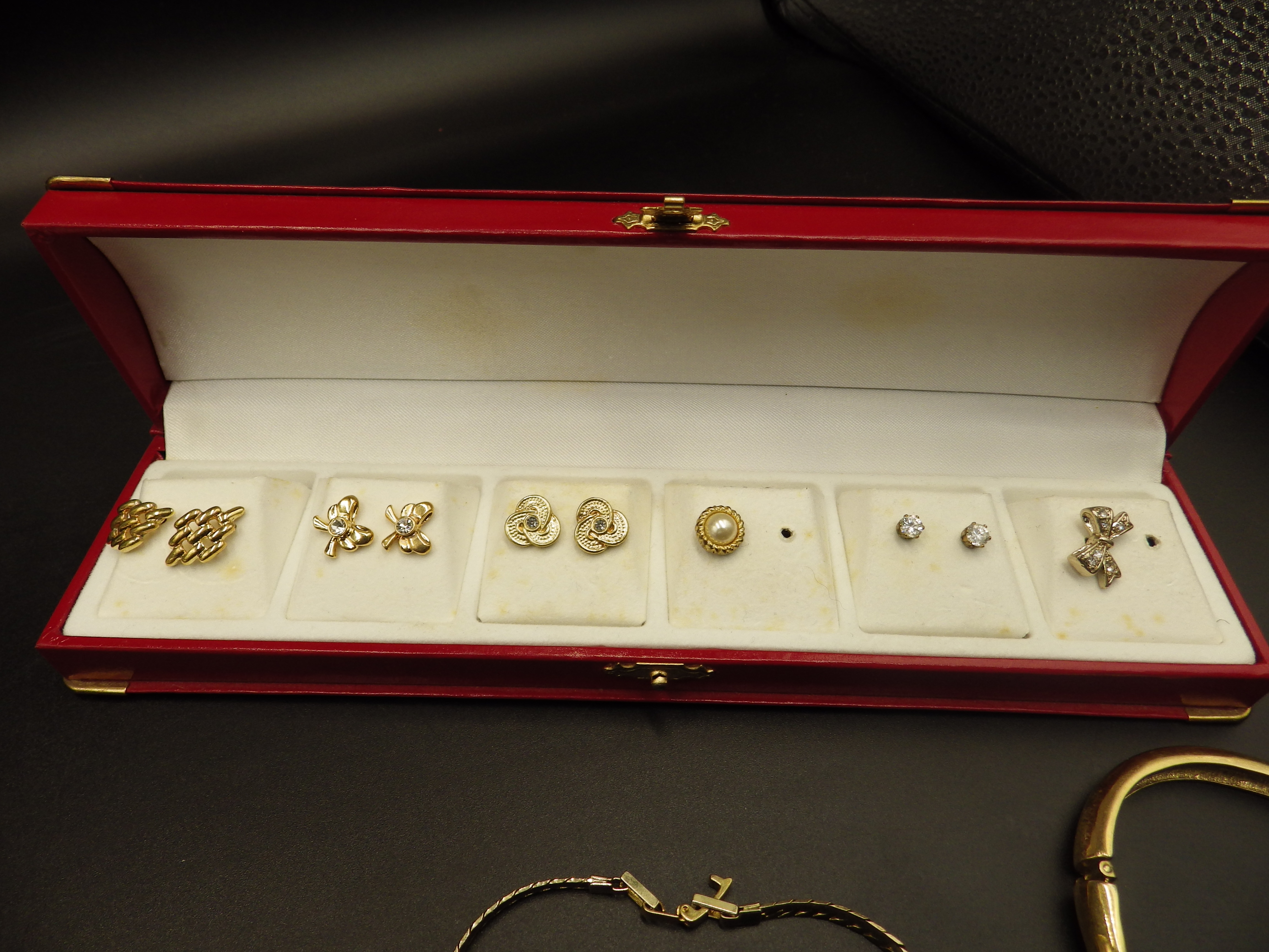 collection of costume jewellery to inclue a rolled gold bangle, 925 silver and MOP bracelet, and a - Image 5 of 5