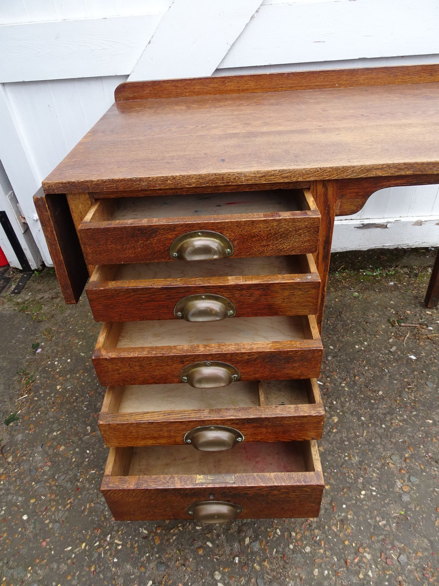 1930's George V extending single pedestal oak desk stamped G. R .V with 5 drawers and brass cup - Image 4 of 7