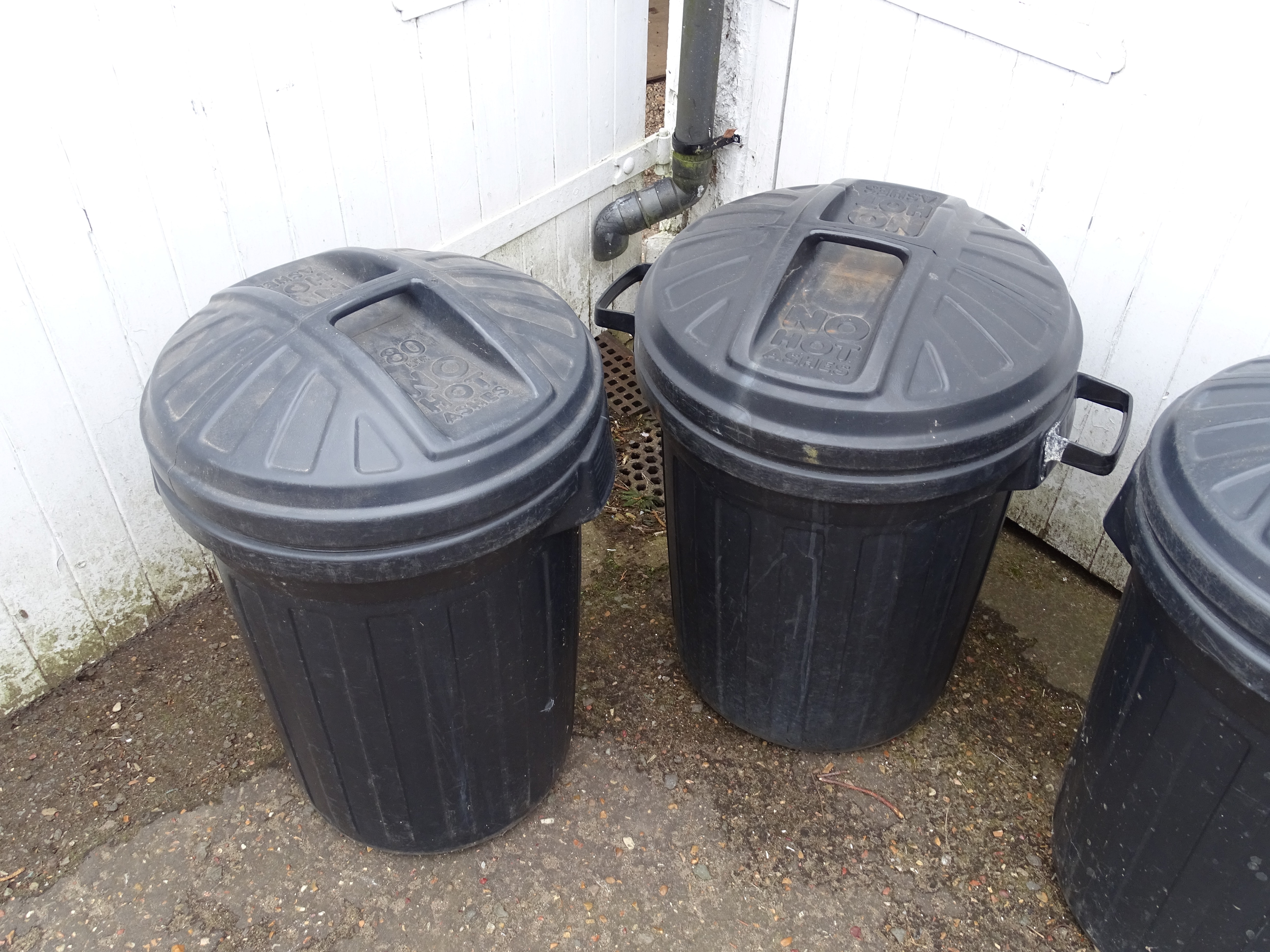 4 Plastic dustbins with lids - Image 3 of 3