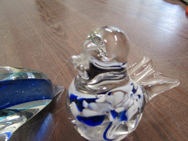 Glass paperweights, animals, dish Wedgwood and Mdina plus a USSR penguin - Image 7 of 8