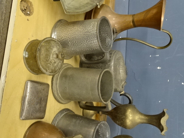 Mixed metalware to include brass vases, copper jugs and tankards etc - Bild 4 aus 4