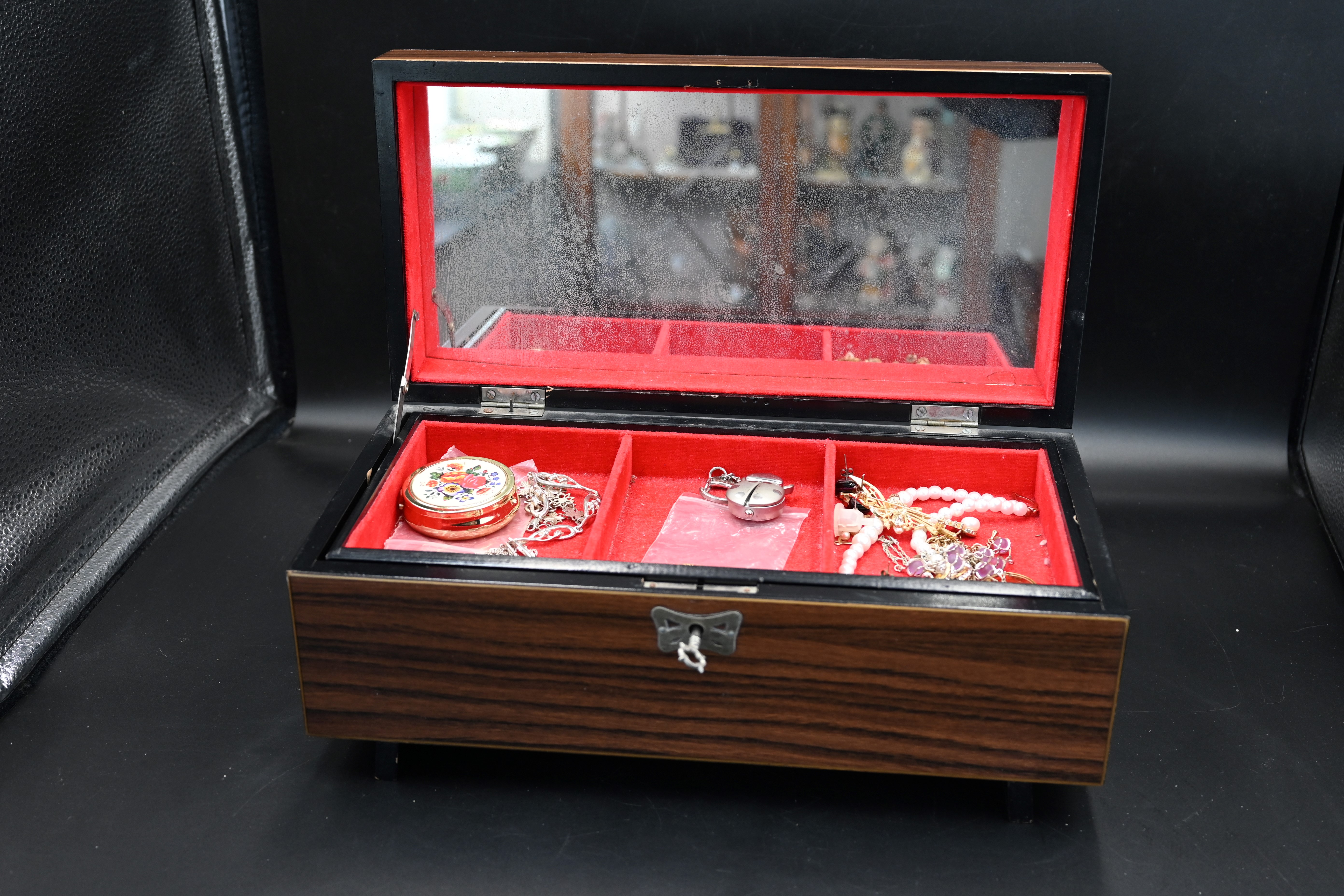 Musical jewellery box with key containing assorted costume jewellery and quantity of 925 silver - Bild 2 aus 5