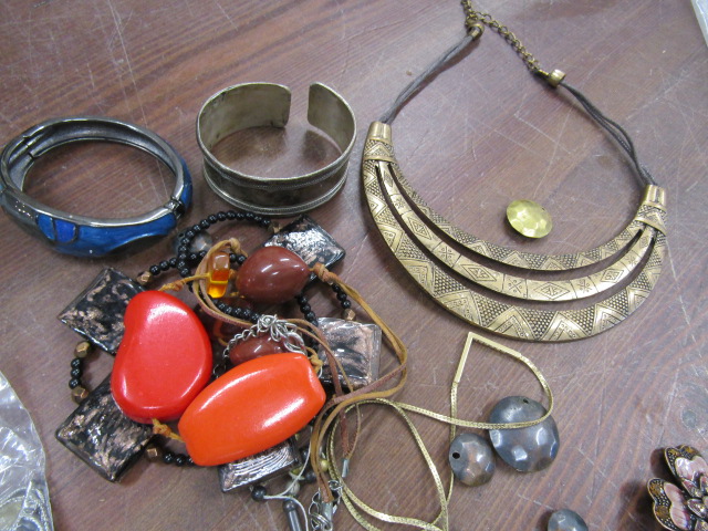 Costume jewellery and pin badges - Image 3 of 4