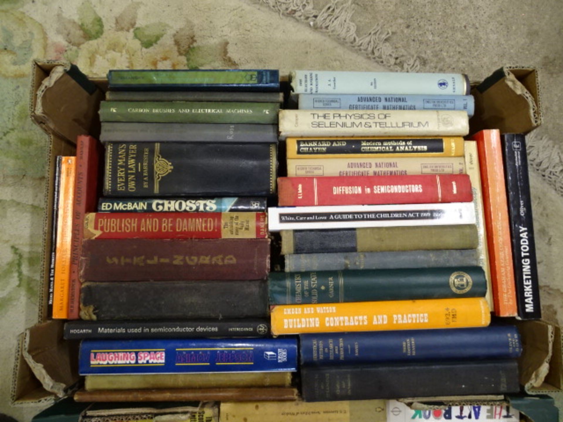 2 Trays of vintage books to include Horror novels - Image 4 of 5