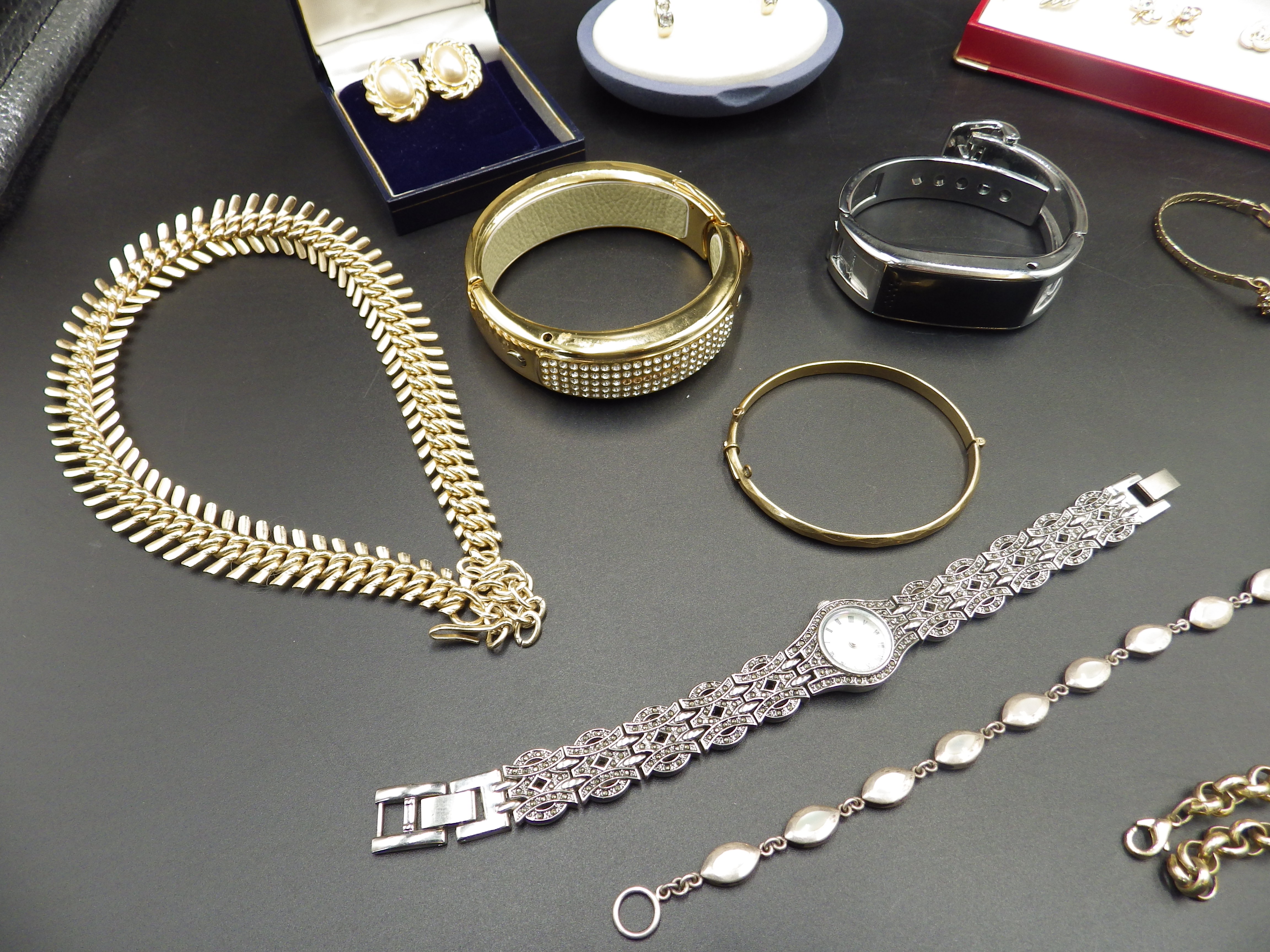 collection of costume jewellery to inclue a rolled gold bangle, 925 silver and MOP bracelet, and a - Image 3 of 5