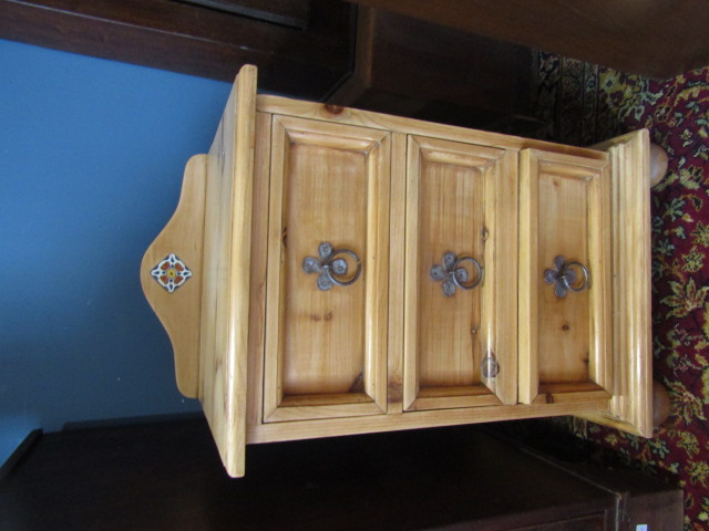 Susan Micheal Pine bedside and unit with daisy style handles and inlaid tile , sanded and waxed - Image 2 of 7