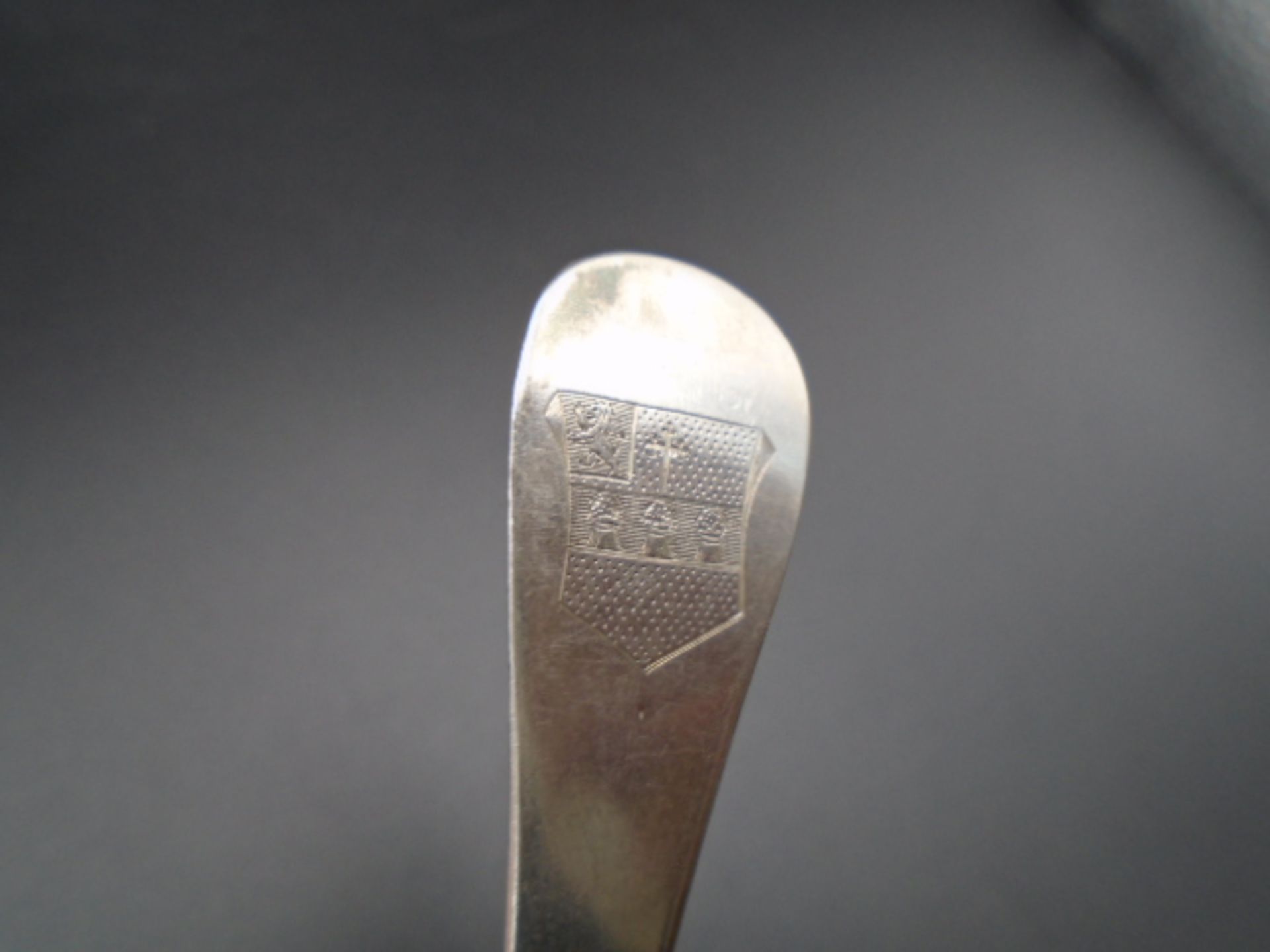 Silver Queen Anne dessert spoon C.1712 by Thomas Sprackman (rat tail) with crest to underside 40g - Image 4 of 5