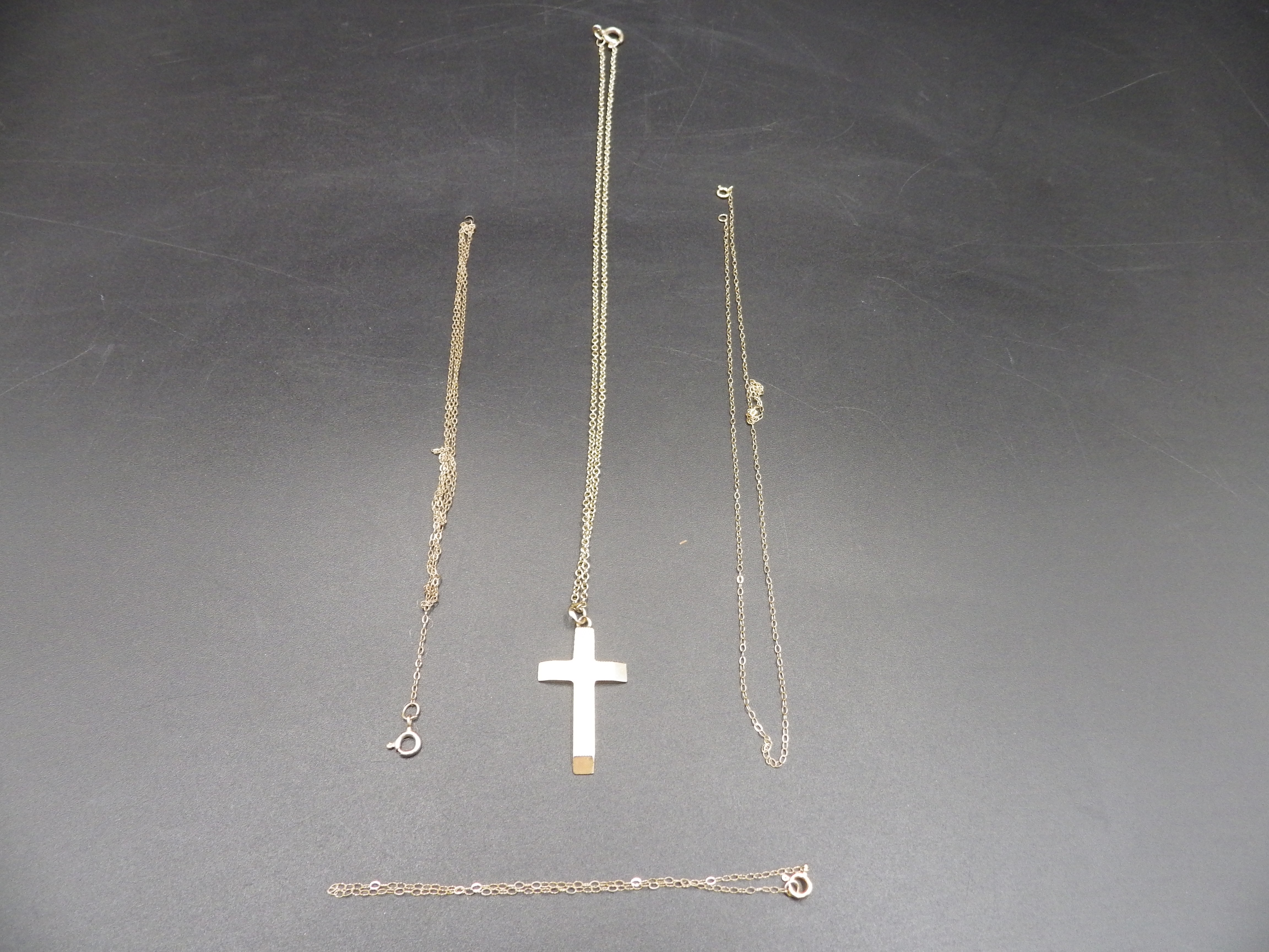 9ct gold cross on chain 6.08g plus a 9ct gold bracelet, and 2, 9ct gold necklaces 1.51g - total