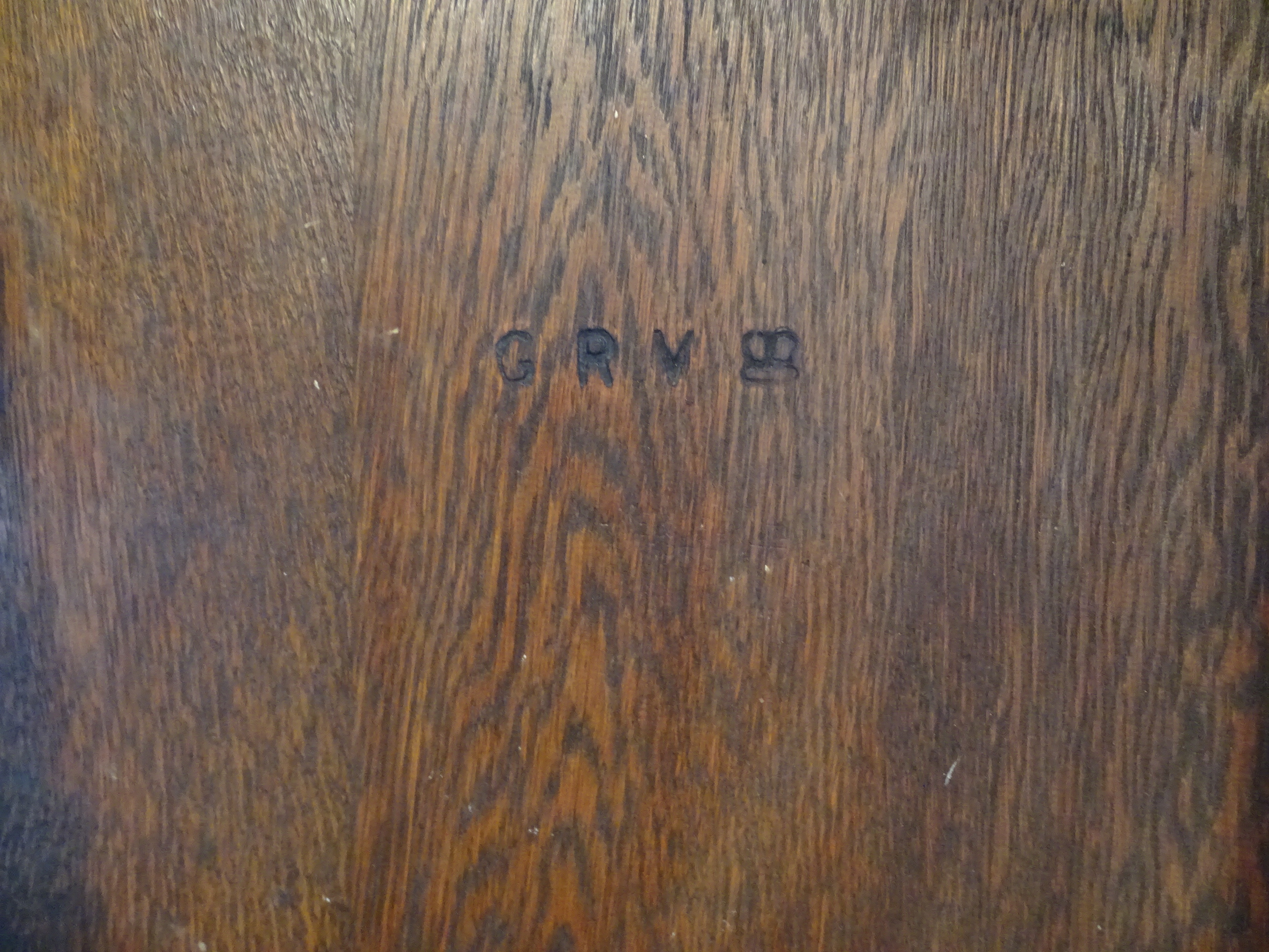1930's George V extending single pedestal oak desk stamped G. R .V with 5 drawers and brass cup - Image 7 of 7