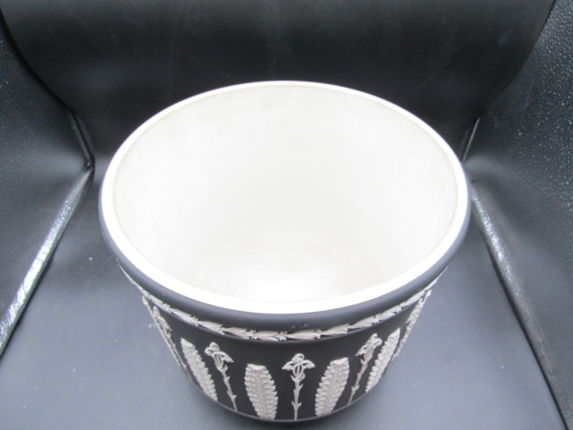 A black Wedgwood plant pot 23cmH 25cmDia in good condition with no damage or repairs, a few scuff - Image 2 of 11