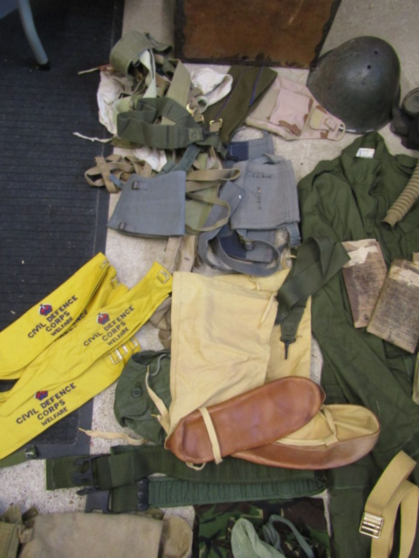 Assorted military/army clothing and accessories - Image 5 of 6