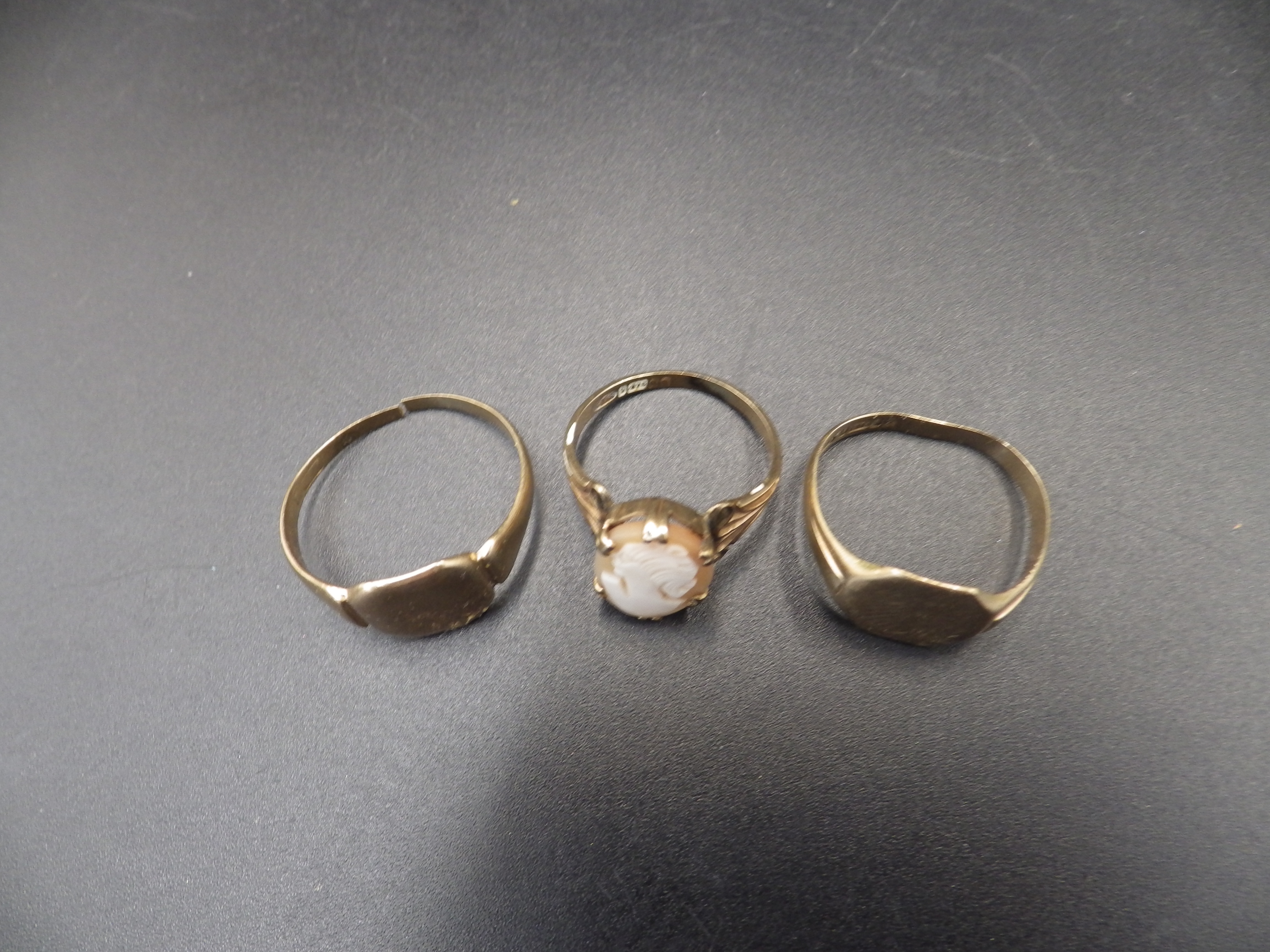 3 x 9ct gold rings (to include a cameo ring) one ring has been cut, 9.51g total lot weight - Image 3 of 3