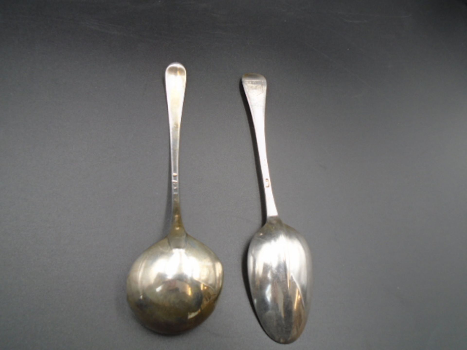 Silver Queen Anne dessert spoon C.1712 by Thomas Sprackman (rat tail) with crest to underside 40g - Image 2 of 5