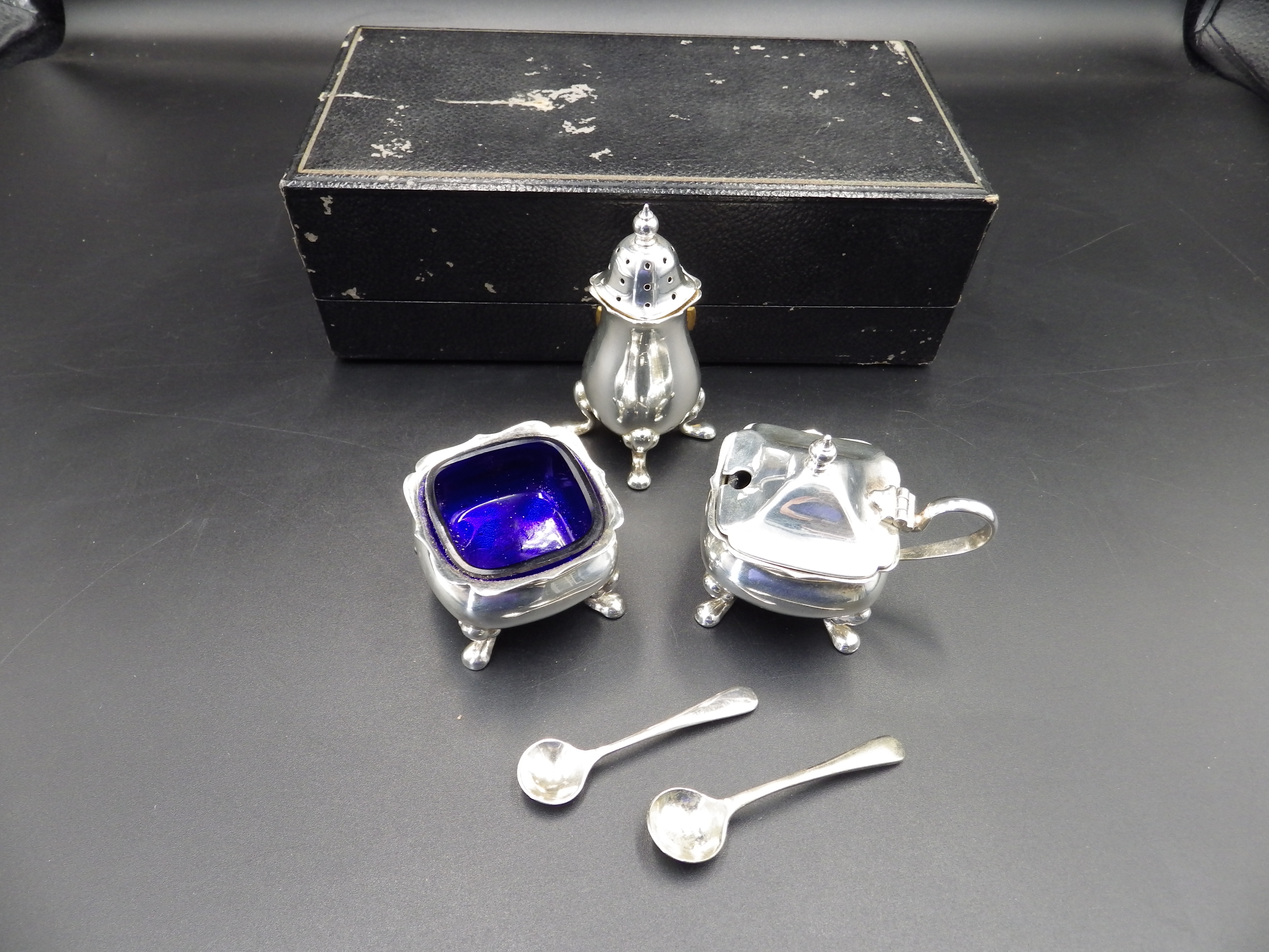 Cased, silver plated cruet set with blue glass liners - Image 2 of 3