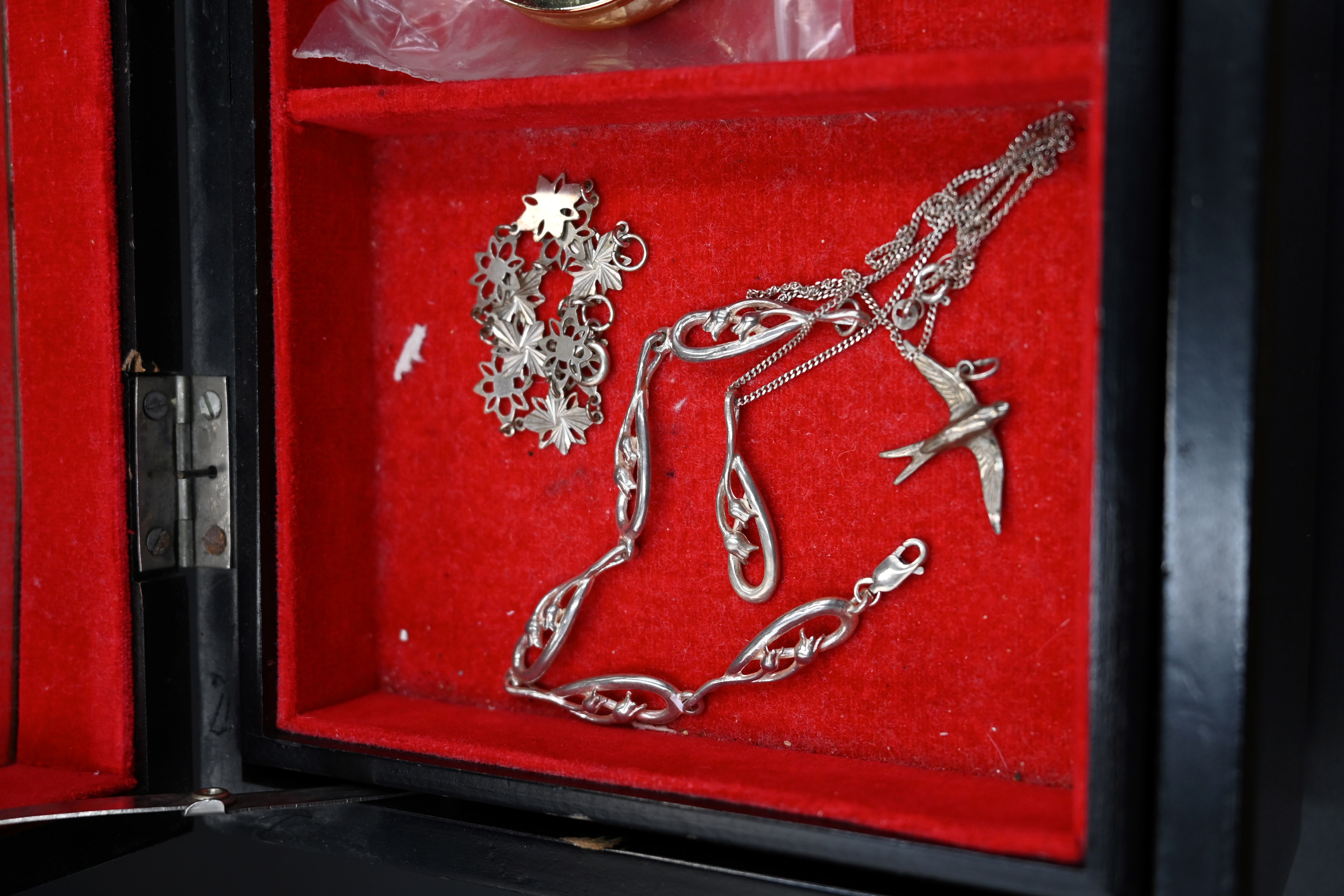 Musical jewellery box with key containing assorted costume jewellery and quantity of 925 silver - Image 4 of 5