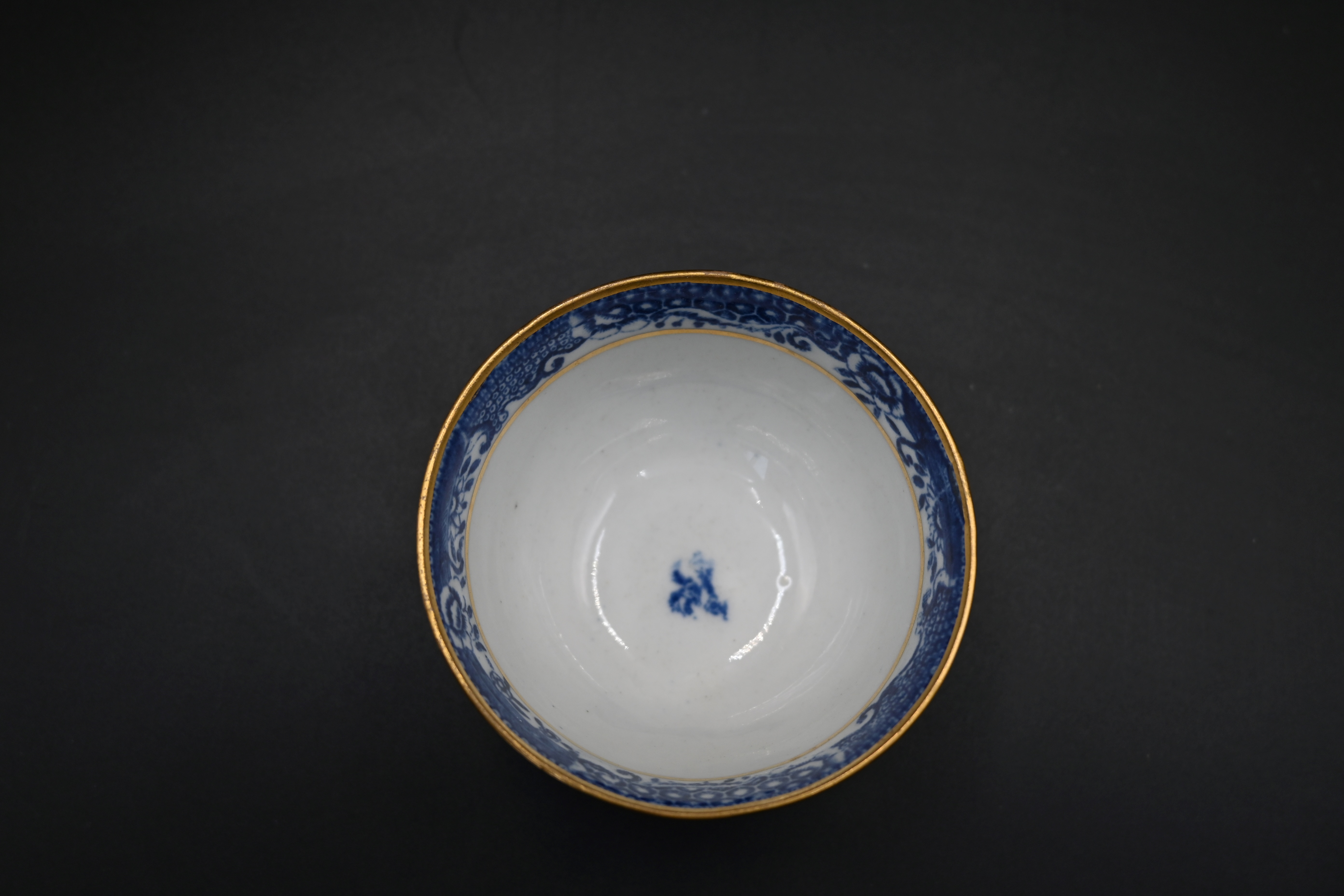 3 pieces of New Hall blue and white porcelain in the willow pattern to incl tea bowl and saucer - Image 8 of 8