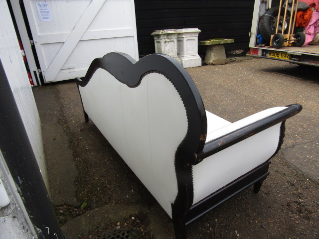 A chaise longue with white leather/ette upholstery on a black frame - Image 5 of 5