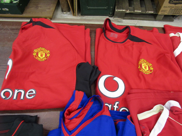 13 Football shirts- Man United, Liverpool and England and a pair shorts (Man U) - Image 6 of 6