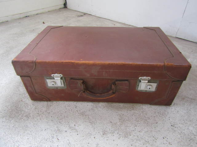 Leather bound suitcase with internal tray - Image 2 of 5