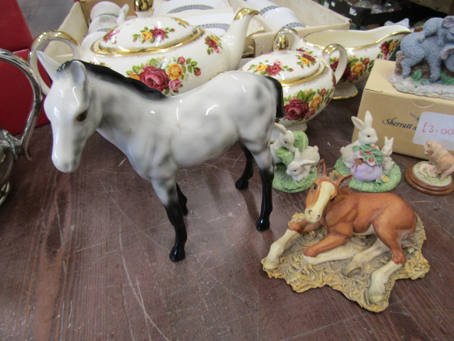 A vintage boxed coffee set, part tea set, Border fine arts horse, ceramic horse and small figures - Image 10 of 12
