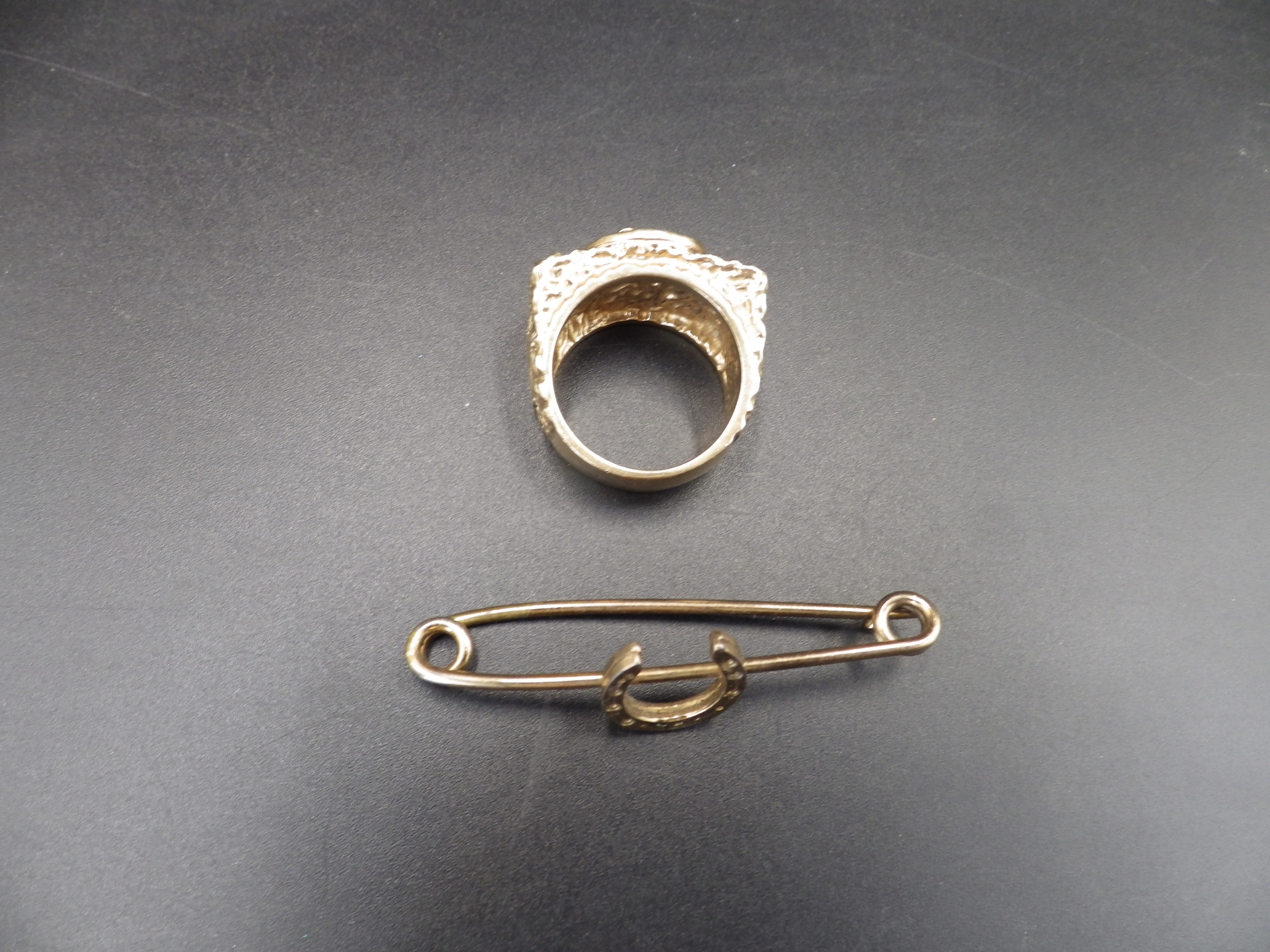 9ct gold ring with the image of a Horse head surrounded by a horseshoe, hallmarked London size X, - Image 4 of 4