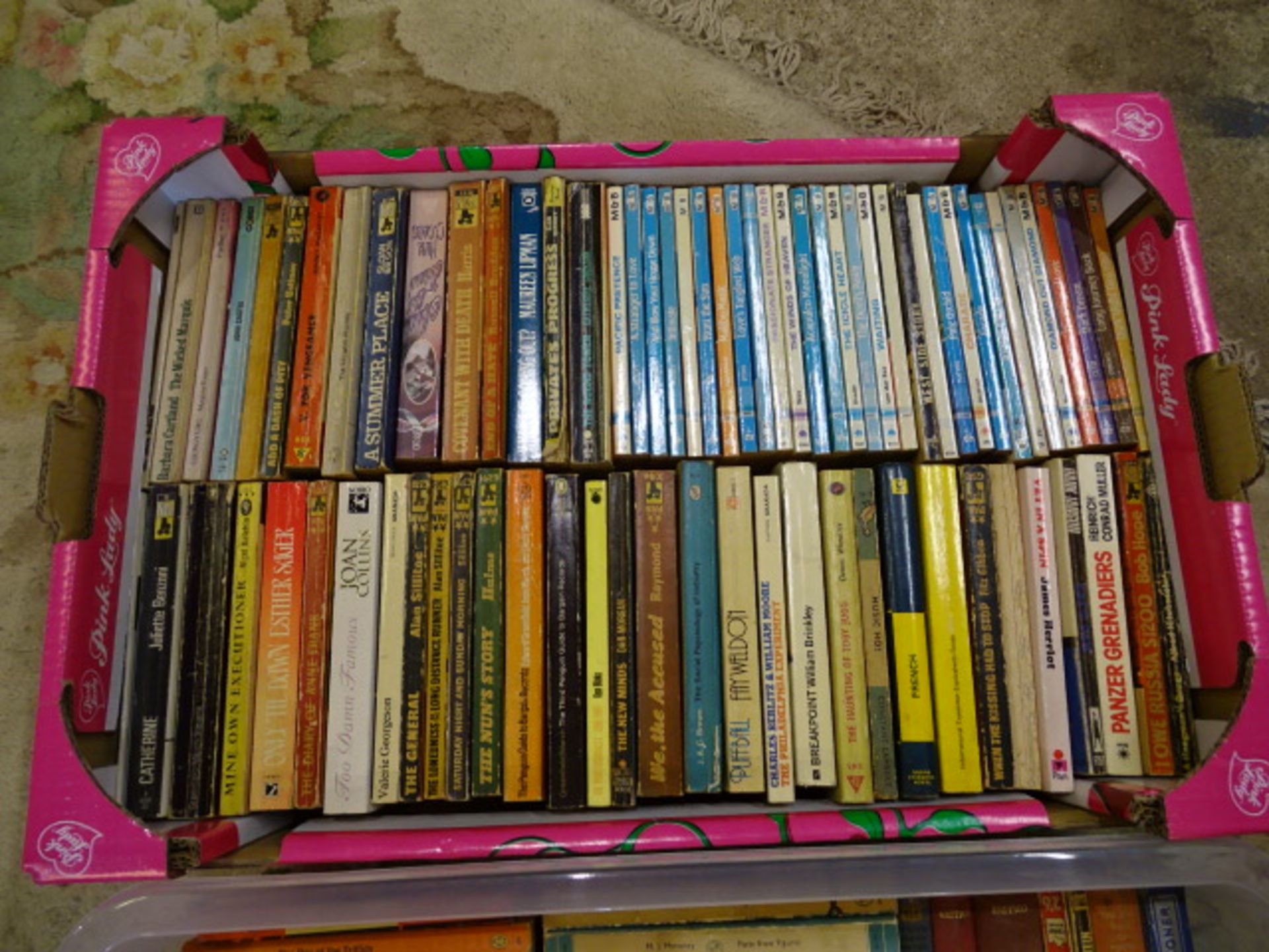 2 Trays of vintage books to include Puffin and Mills & Boon - Image 3 of 3