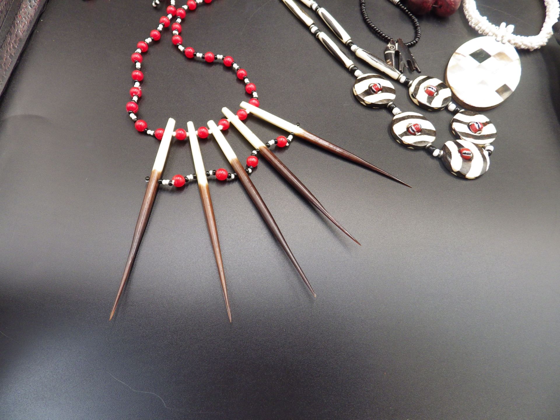 A box containg tribal themed jewellery and 'Witchdoctor' fortune telling bones in a pouch - Image 3 of 5